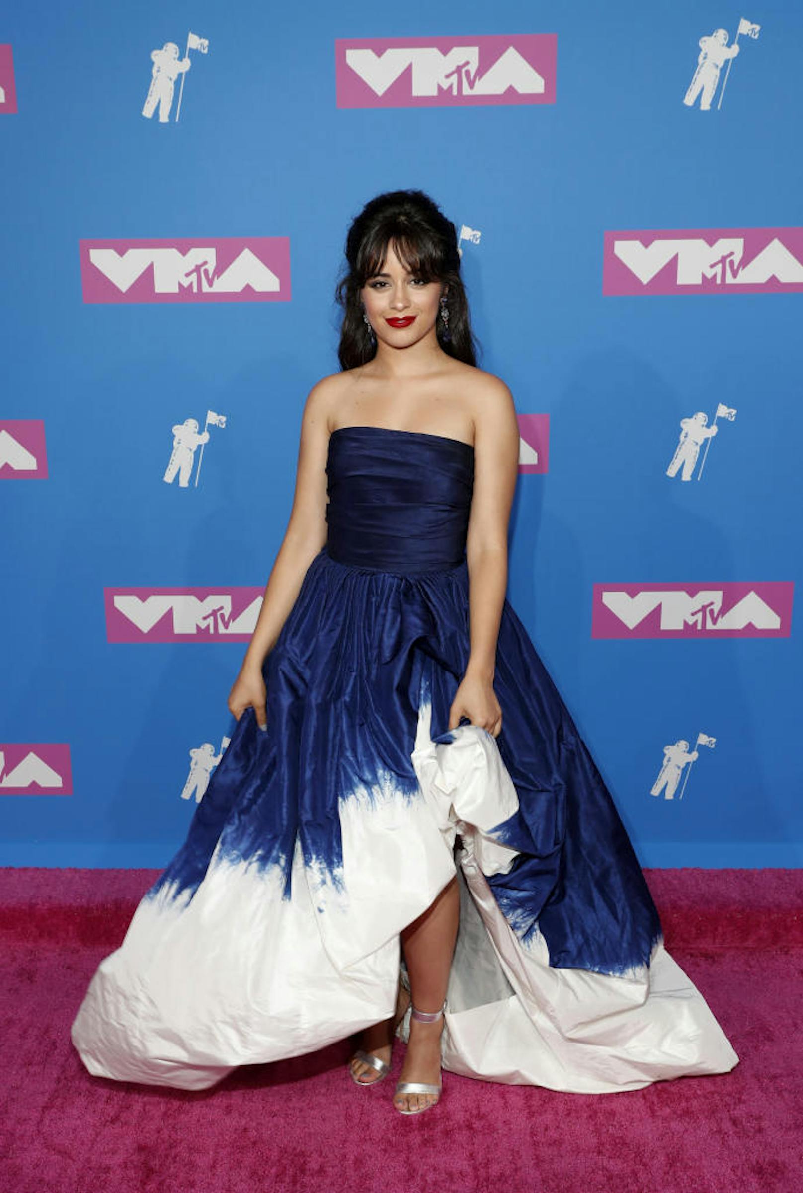 Sängerin <b>Camila Cabello</b> räumte an diesem Abend ab und nahm in ihrer pompösen Robe von Oscar de la Renta gleich zwei Preise mit nach Hause.