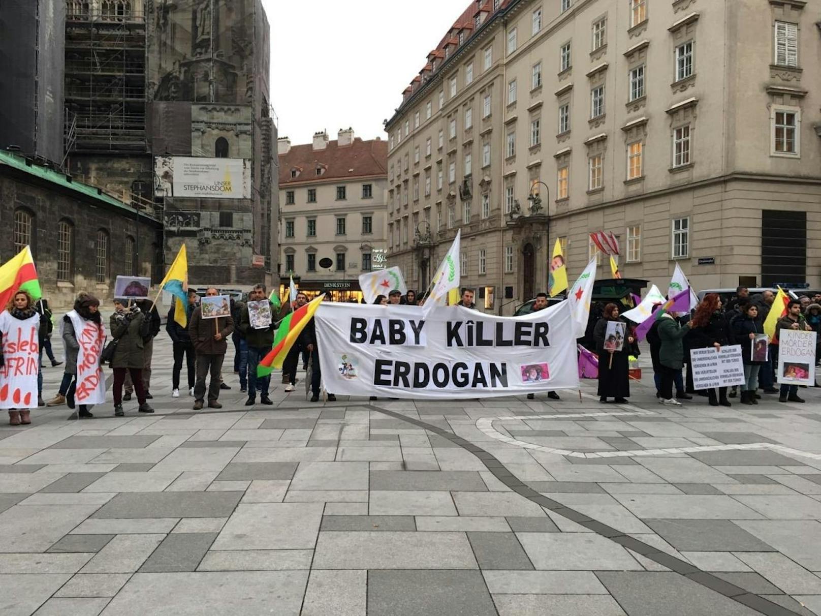 Dutzende Kurden demonstrierten am Freitag (2. Februar) vor dem Wiener Stephansdom gegen den türkischen Präsidenten Recep Tayyip Erdogan.