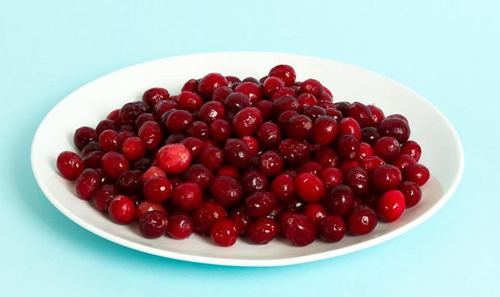 <b>Cranberry-Produkte</b>
Ein altbewährter Helfer: Die roten Früchte säuern den Urin, wodurch sich Bakterien nicht mehr gut vermehren können. Erkundigen Sie sich in der Apotheke nach Säften oder Kapseln.