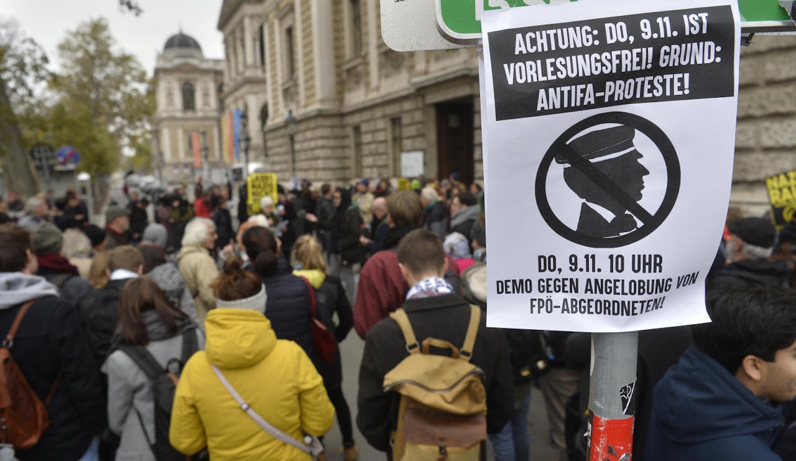 Die Organisation Linkswende hat zu einer Demo gegen deutschnationale Burschenschafter, die für die FPÖ im Nationalrat sitzen, vor dem Parlament gerufen. Mehrere hundert Menschen nahmen teil.