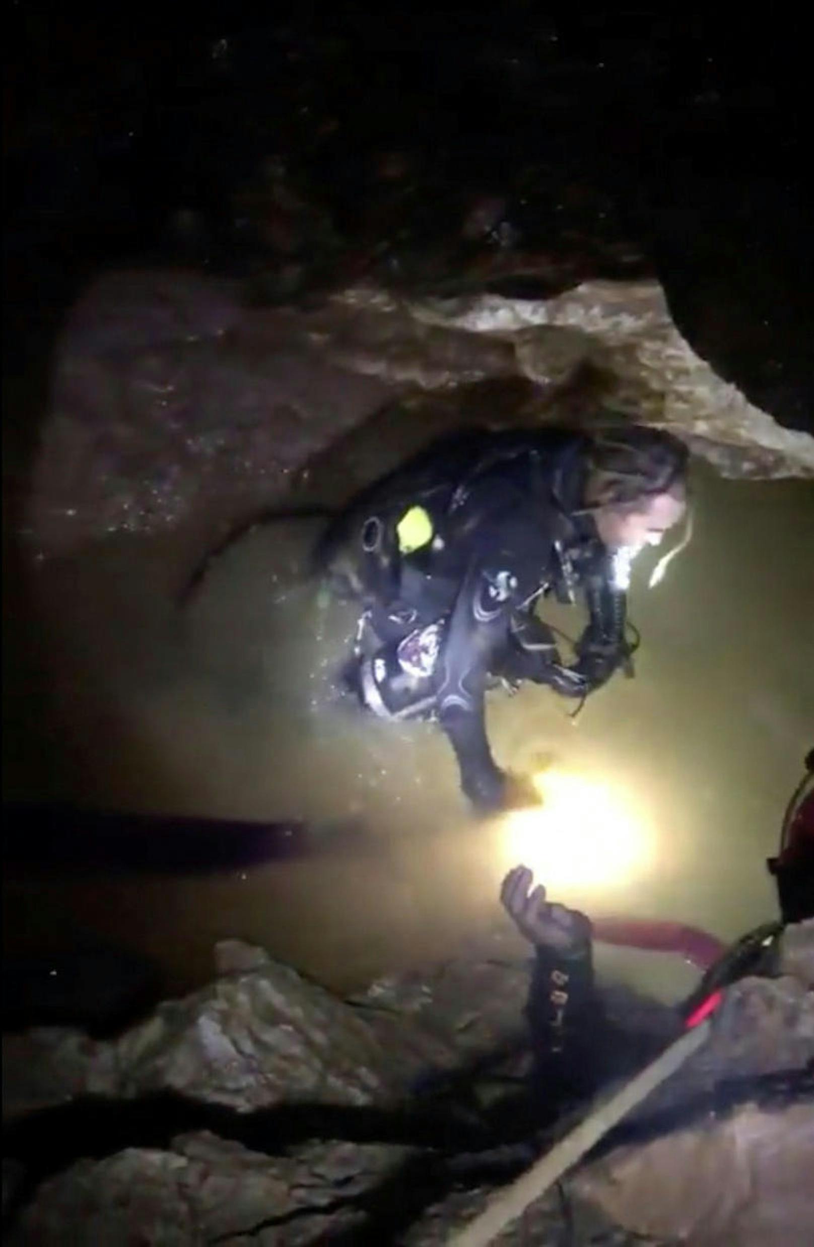 Parallel zur Rettung der Burschen wird weiter gebohrt und Wasser aus der Höhle gepumpt.