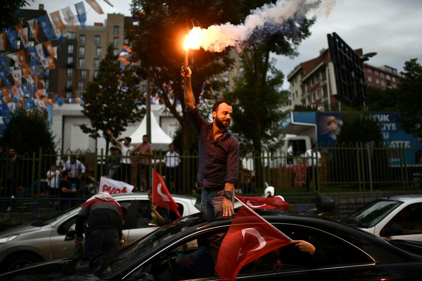 So ausgelassen feiern Erdogan-Anhänger das Wahlergebnis