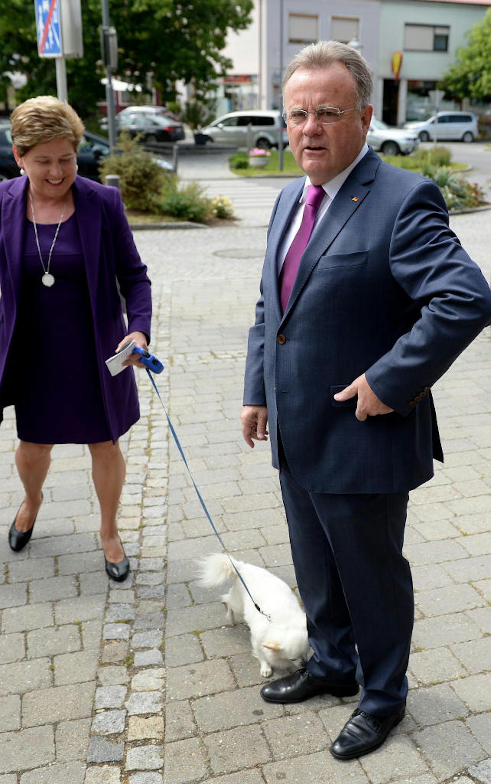 LH Hans Niessl mit Hund Rico und Gattin Christine am Sonntag, 31. Mai 2015, im Rahmen seiner Stimmabgabe für die Landtagswahl in Frauenkirchen.