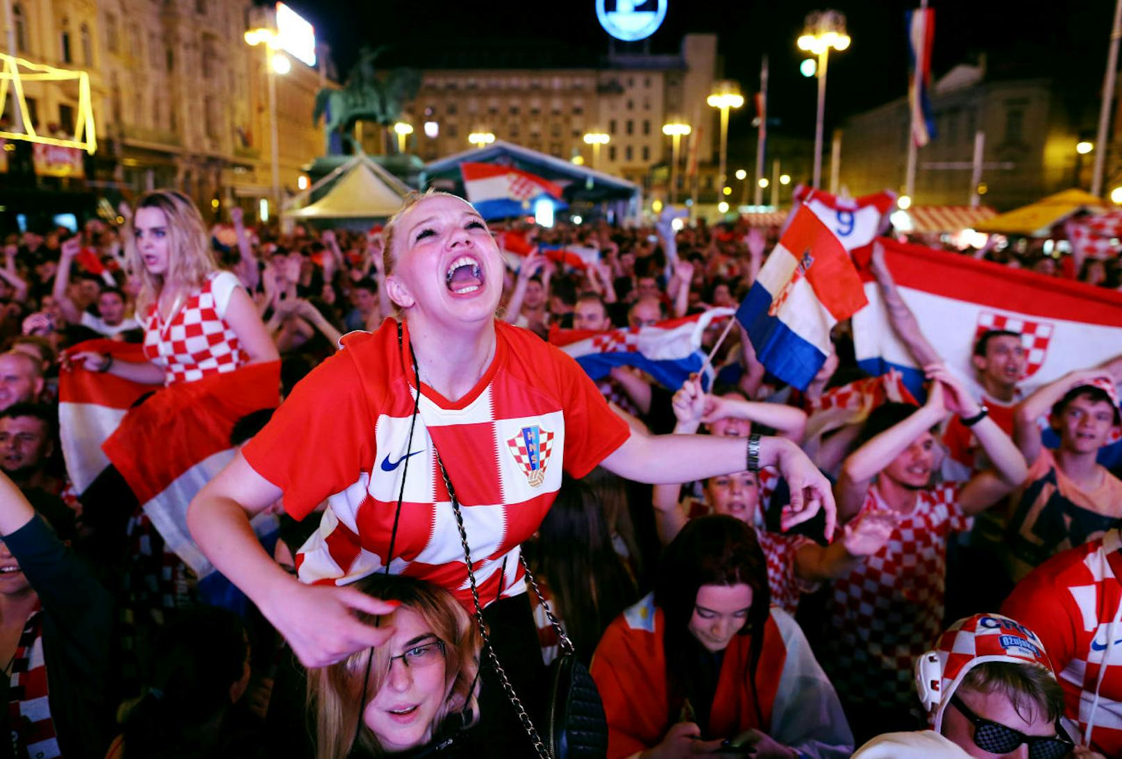 Kroatien-Fans feierten das 3:0 bei der WM gegen Argentinien beim Public Viewing in Zagreb.