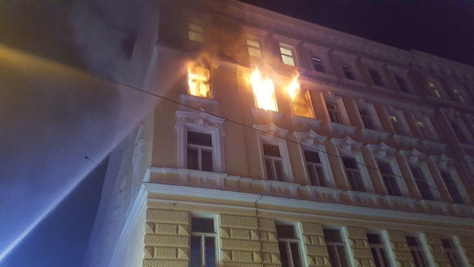Aus unbekannter Ursache kam es in einer Wohnung eines Mehrparteienwohnhauses in Wien-Margareten zu einem Zimmerbrand.