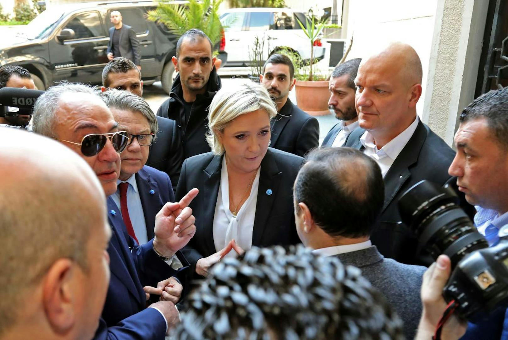 <b>21. Februar 2017: </b>Die Chefin des rechtspopulistischen französischen "Front National", <b>Marine Le Pen</b>, weilte Ende Februar im Libanon. Als ein Mitarbeiter des dortigen Großmuftis ihr vor dem Treffen ein <b>Kopftuch </b>reichen wollte, lehnte Le Pen ab. Nach einem kurzen Gespräch ging sie wieder und verzichtete auf das Treffen.

<b>Mehr Infos: </b> <a href="https://www.heute.at/welt/news/story/18784026">Le Pen lehnt Kopftuch ab - und geht</a>