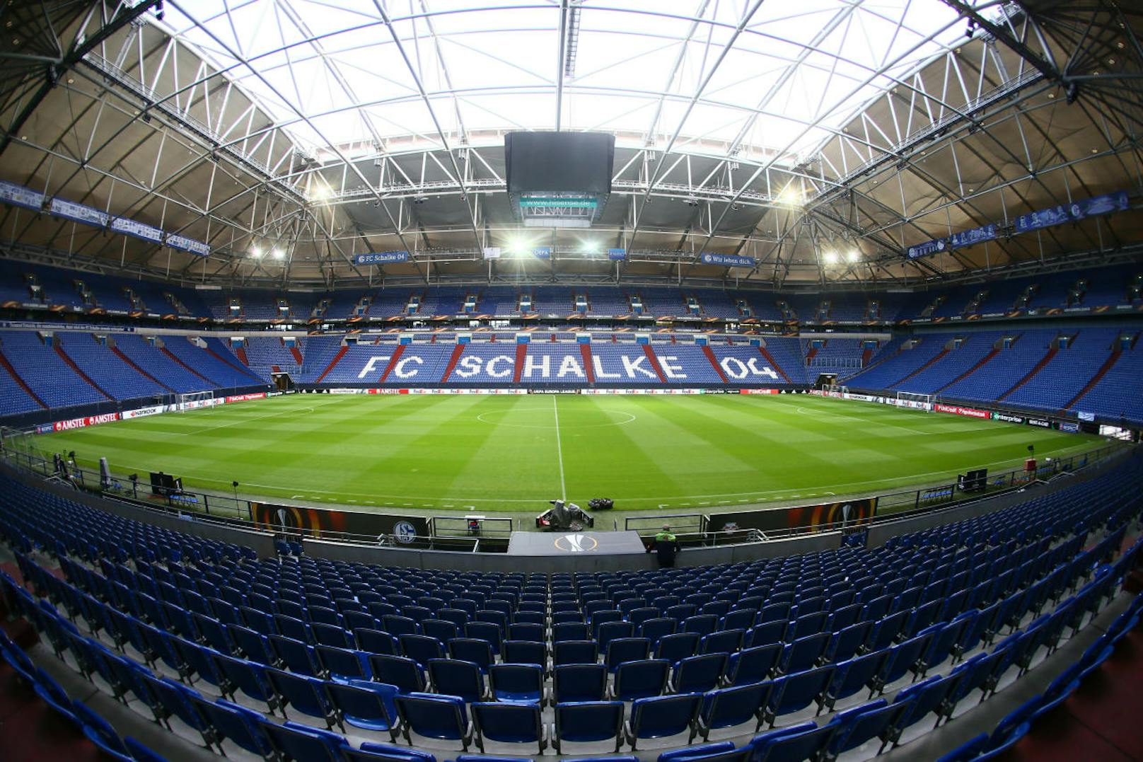 Die ÖFB-Legionäre Guido Burgstaller und Alessandro Schöpf kicken ebenfalls in einem künftigen EM-Stadion, nämlich in Schalkes Veltins-Arena in Gelsenkirchen. Fassungsvermögen: 62.270 Zuschauer. "The Dome" verfügt ebenfalls über ein Schiebedach.