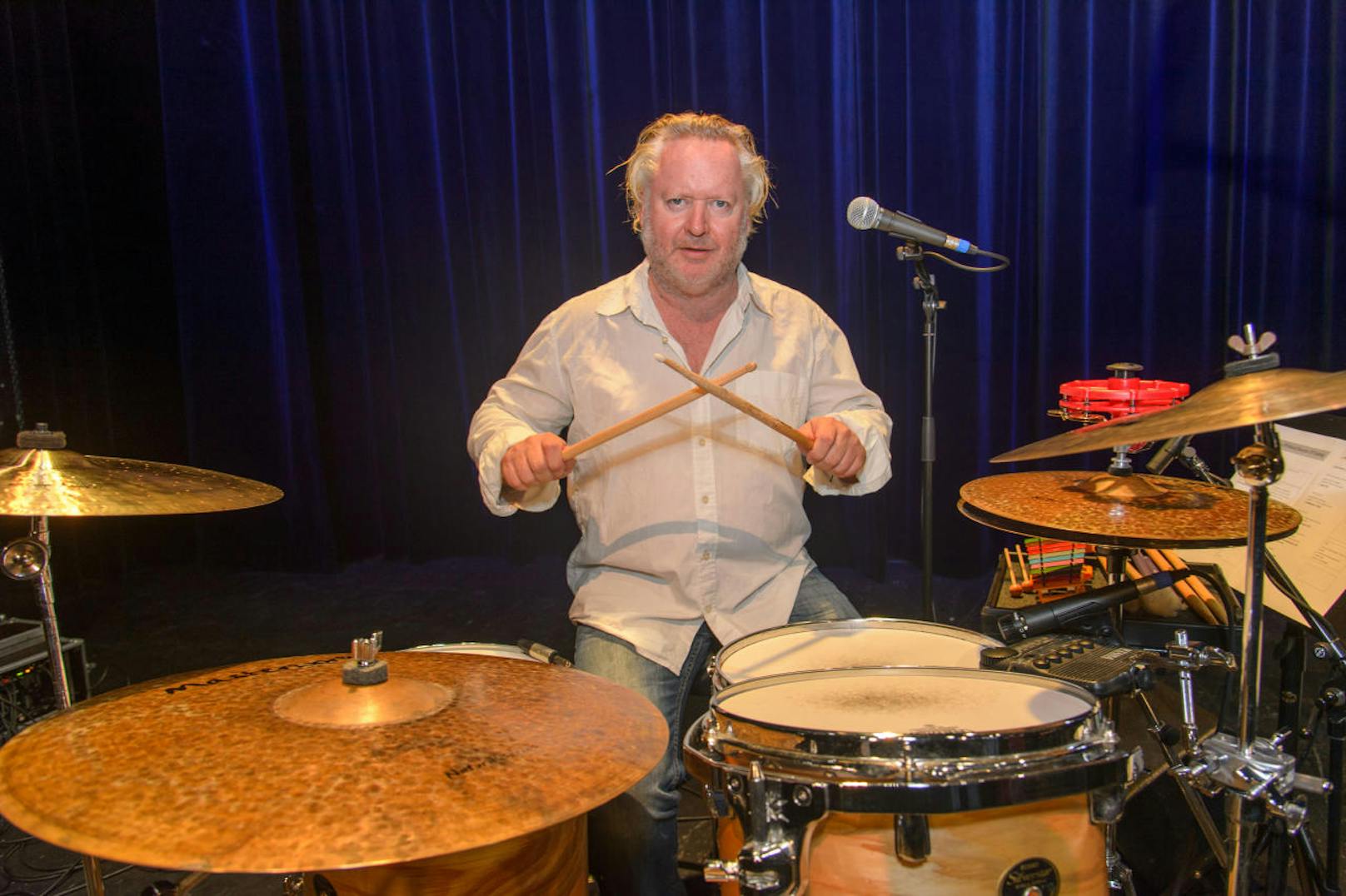 Gregor SEBERG machte sich schon mal an den Drums startklar.