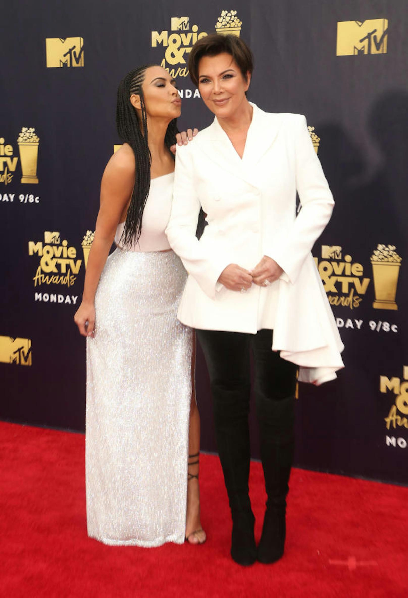 Mutter Kris Jenner kam hingegen in schwarzer Hose mit kunstvollem Blazer.