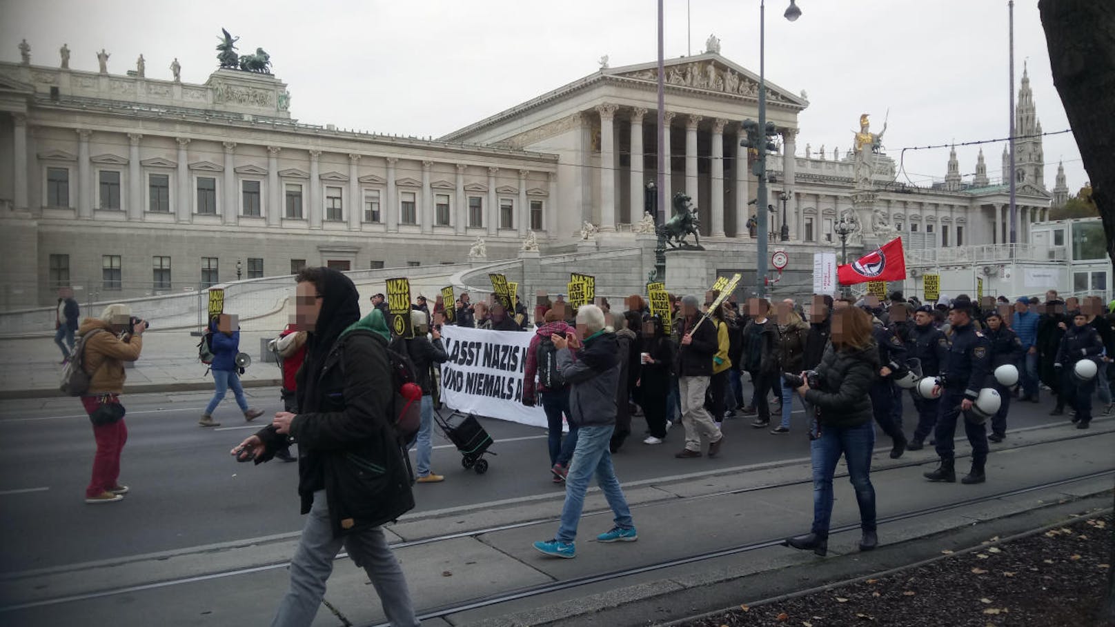 Der Protestmarsch zog vors Parlamentsgebäude in Wien