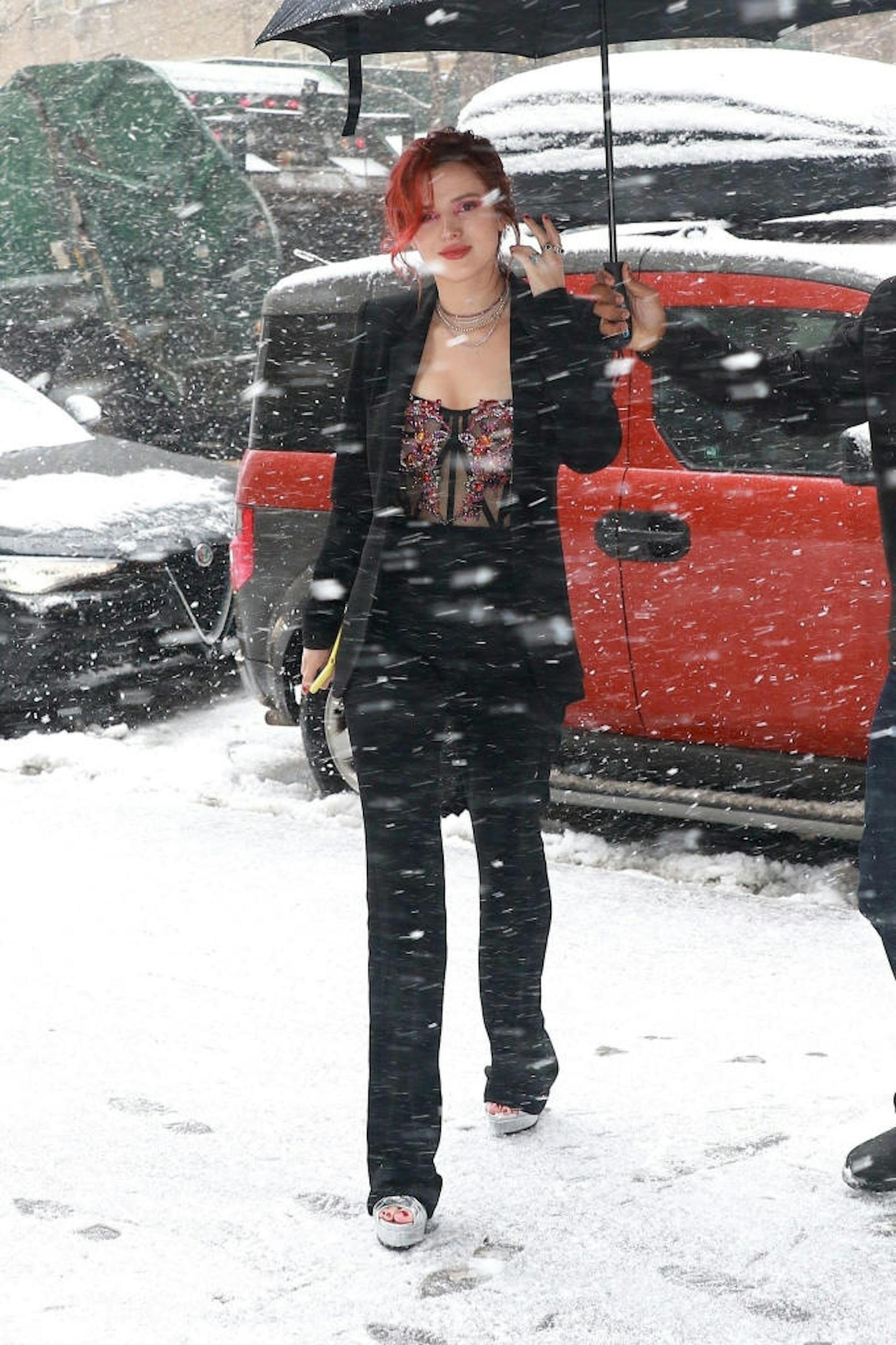 Bella Thorne im Schneesturm