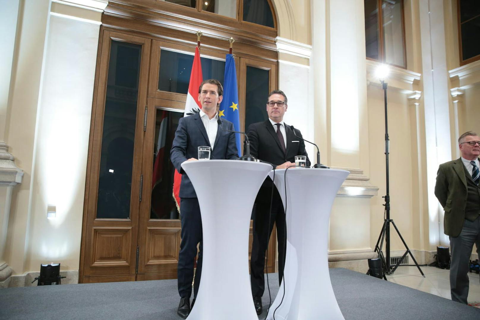 ÖVP-Chef Sebastian Kurz und FPÖ-Bundesparteiobmann Heinz-Christian Strache sind am Freitag vor die Presse getreten und haben über den aktuellen Stand der Koalitionsverhandlungen gesprochen