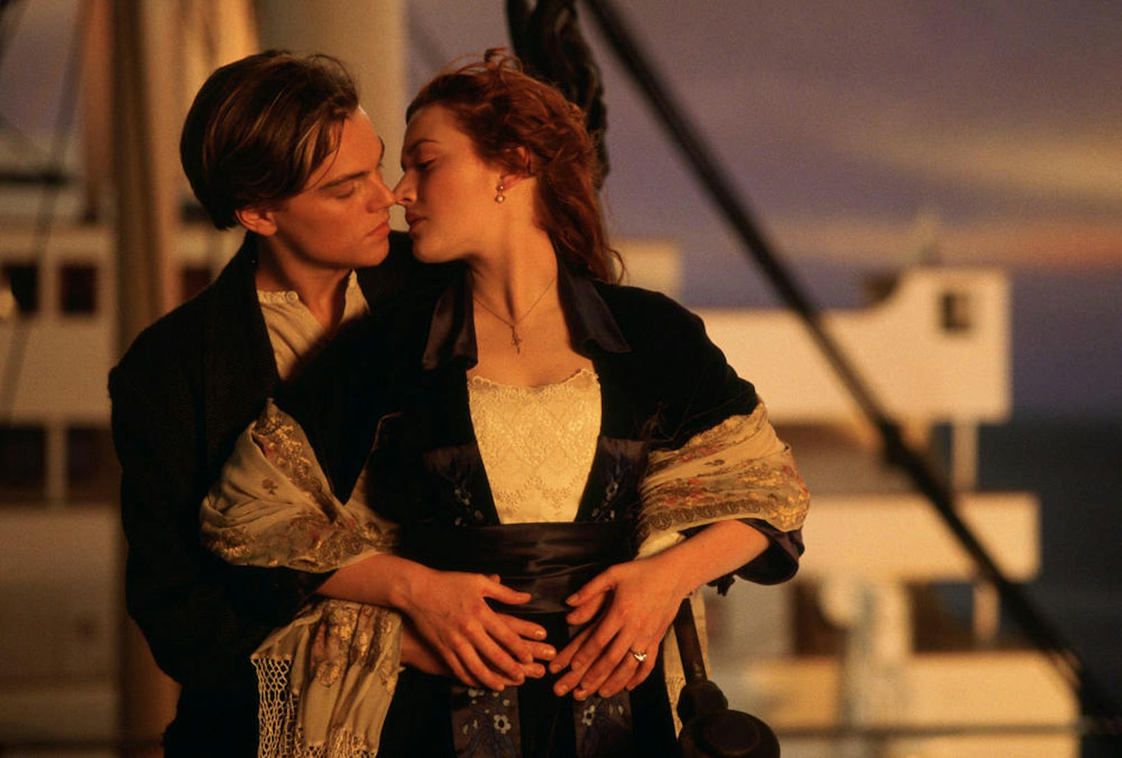 Jack (Leonardo DiCaprio) und Rose (Kate Winslet) genießen die Freiheit am Bug der "Titanic".