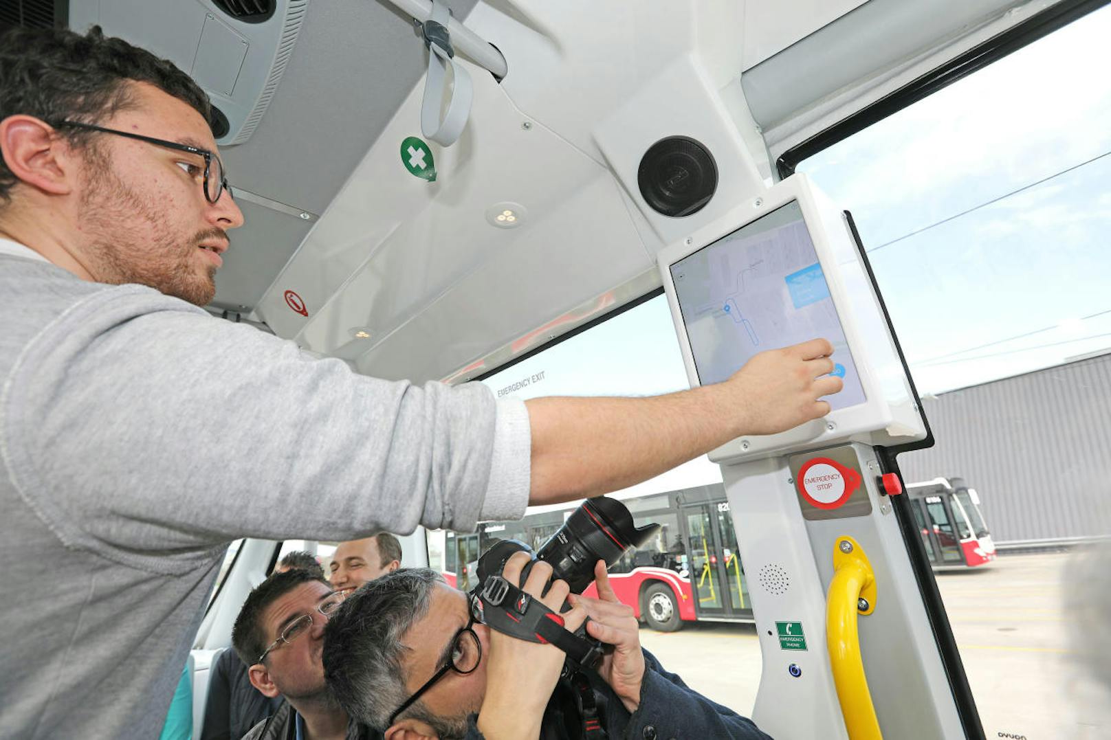 Nicht nur die neue U5 wird ohne Fahrer auskommen, auch lenkerlose Busse sind bei den Wiener Linien ein Thema. Am Mittwoch wurde einer der e-Busse vorgestellt. Ein Operator fährt mit, kontrolliert über Touchscreen die Parameter.