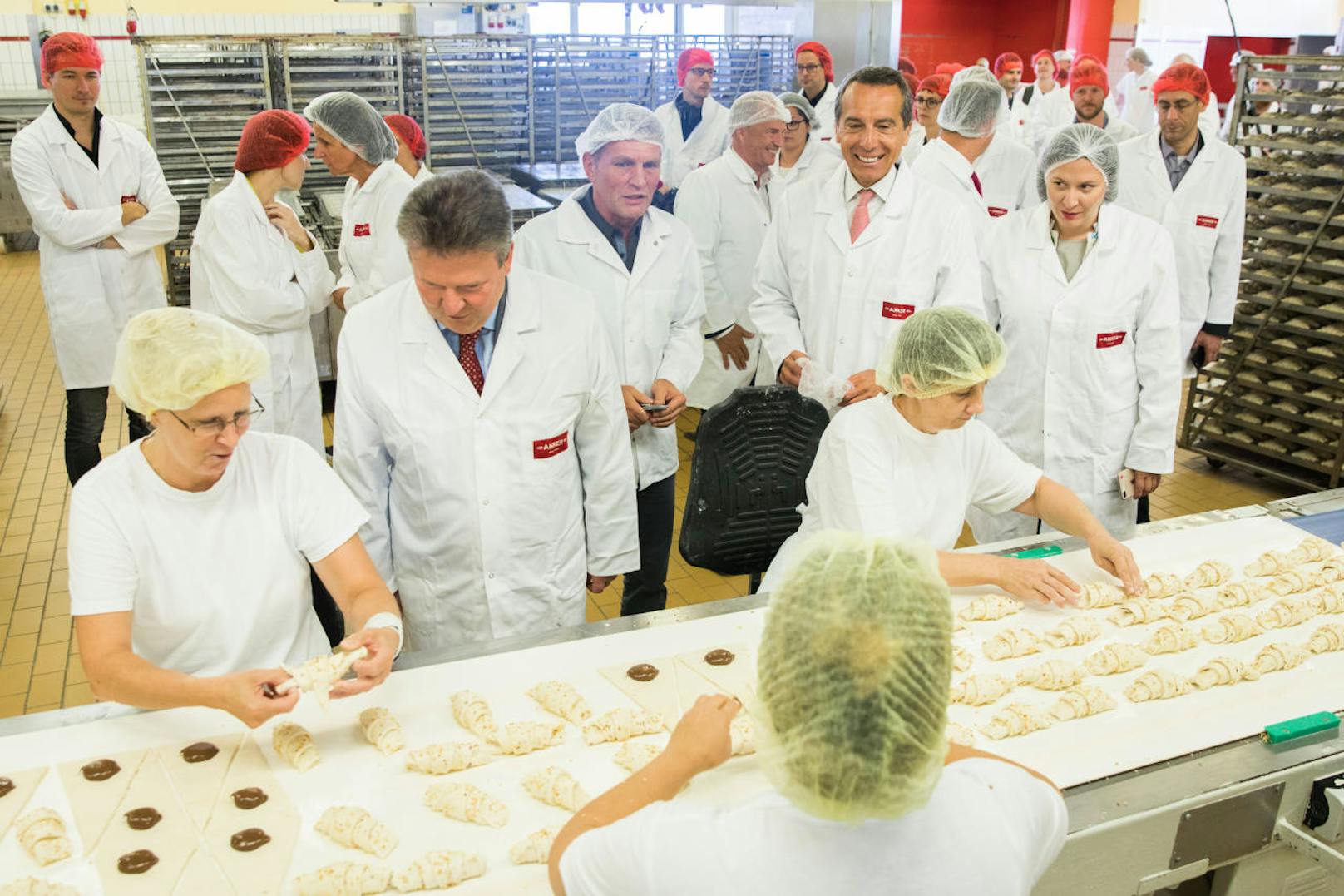 Die Bäckerinnen in der Ankerbrot-Fabrik backen bis zu 1.000 Kipferl pro Tag.