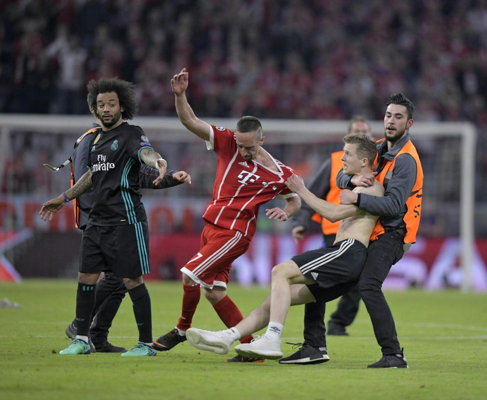 Gleich mehrere Flitzer rannten nach dem Halbfinal-Hinspiel zwischen Bayern und Real (1:2) auf die Spieler zu, wollten Selfies oder wurden handgreiflich. Die Ordner reagierten unsanft mit Football-Tacklings.