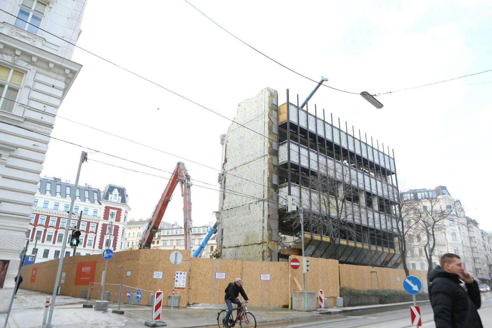 Der "Glaspalast" von Harry Glück in der Wiener Innenstadt wird abgerissen. Bald steht von dem einstigen Rechenzentrum der Stadt Wien nichts mehr.

