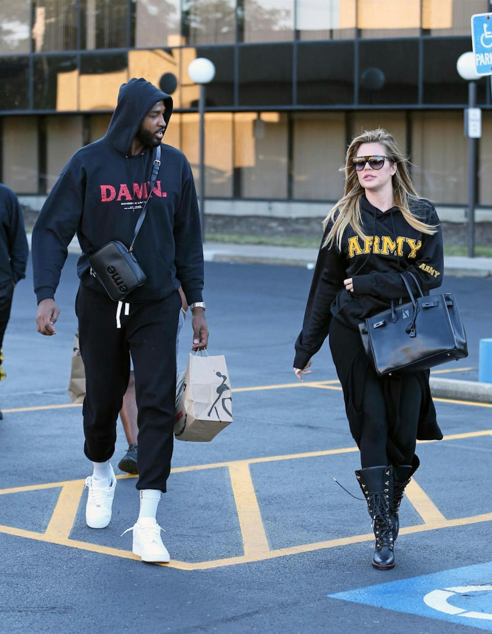 Erstes Outing nach dem Bekanntwerden der Schwangerschaft: Tristan Thompson begleitet Khloe Kardashian zum Auto, gleichzeitig versteckt sie ihren Babybauch hinter ihrer Handtasche