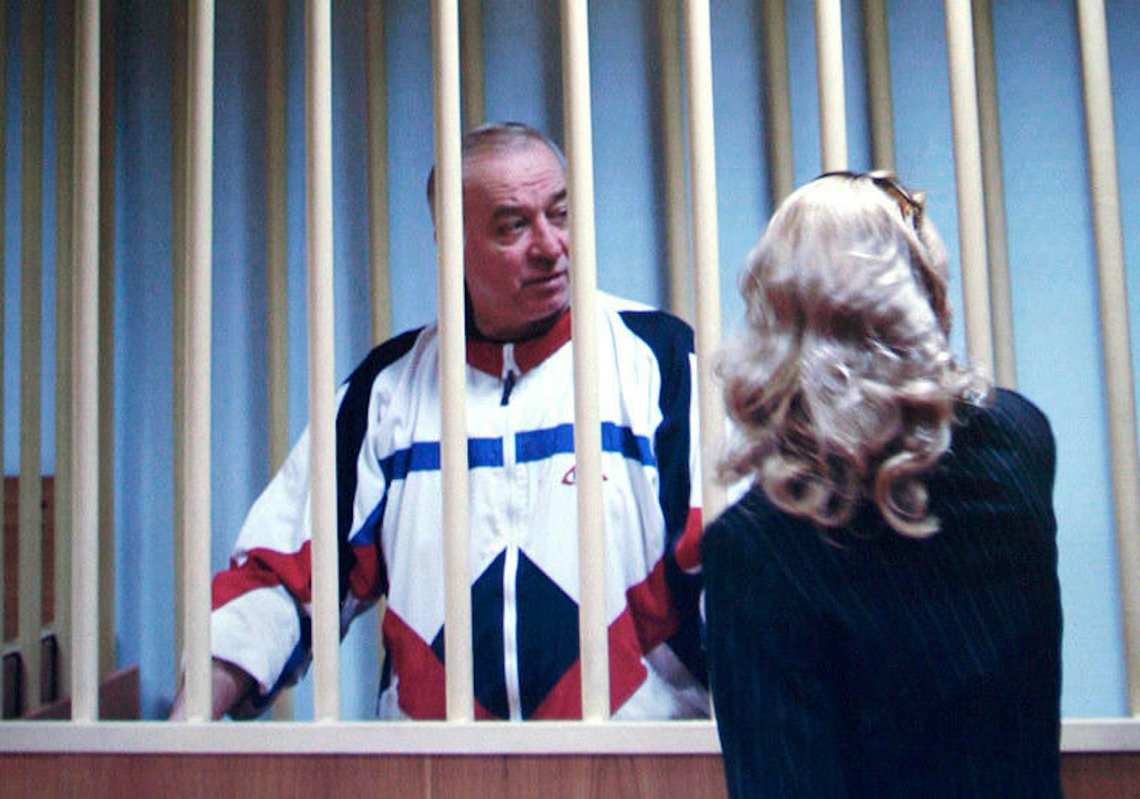 2006 vor einem russischen Militärgericht: Sergej Skripal bespricht sich mit seiner Anwältin.