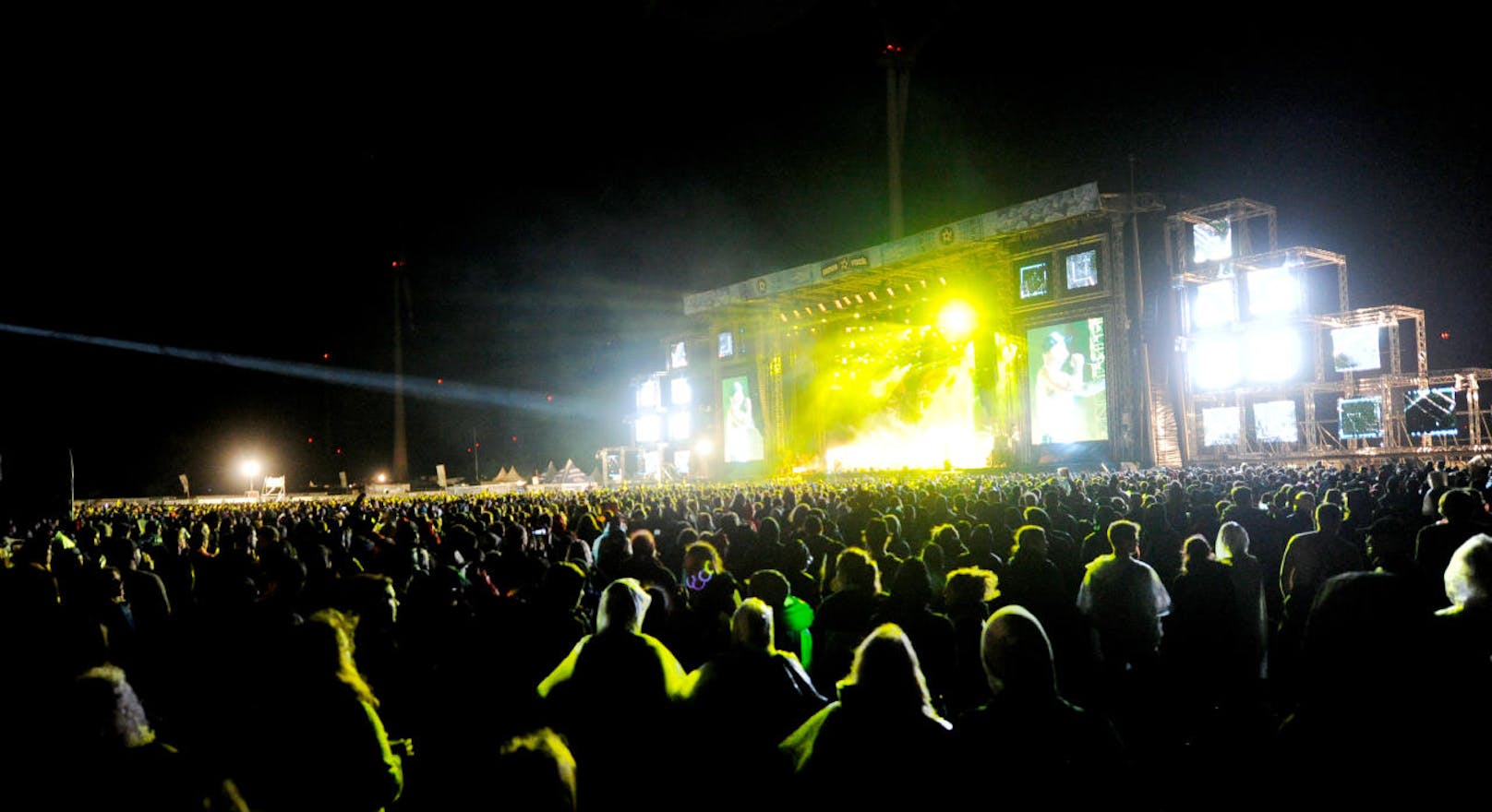 Besucher des Festivals während eines Konzertes der Band "Seiler und Speer" auf der "Blue Stage" im Rahmen des "Nova Rock 2018" Festivals am Donnerstag, 14. Juni 2018 im burgenländischen Nickelsdorf.