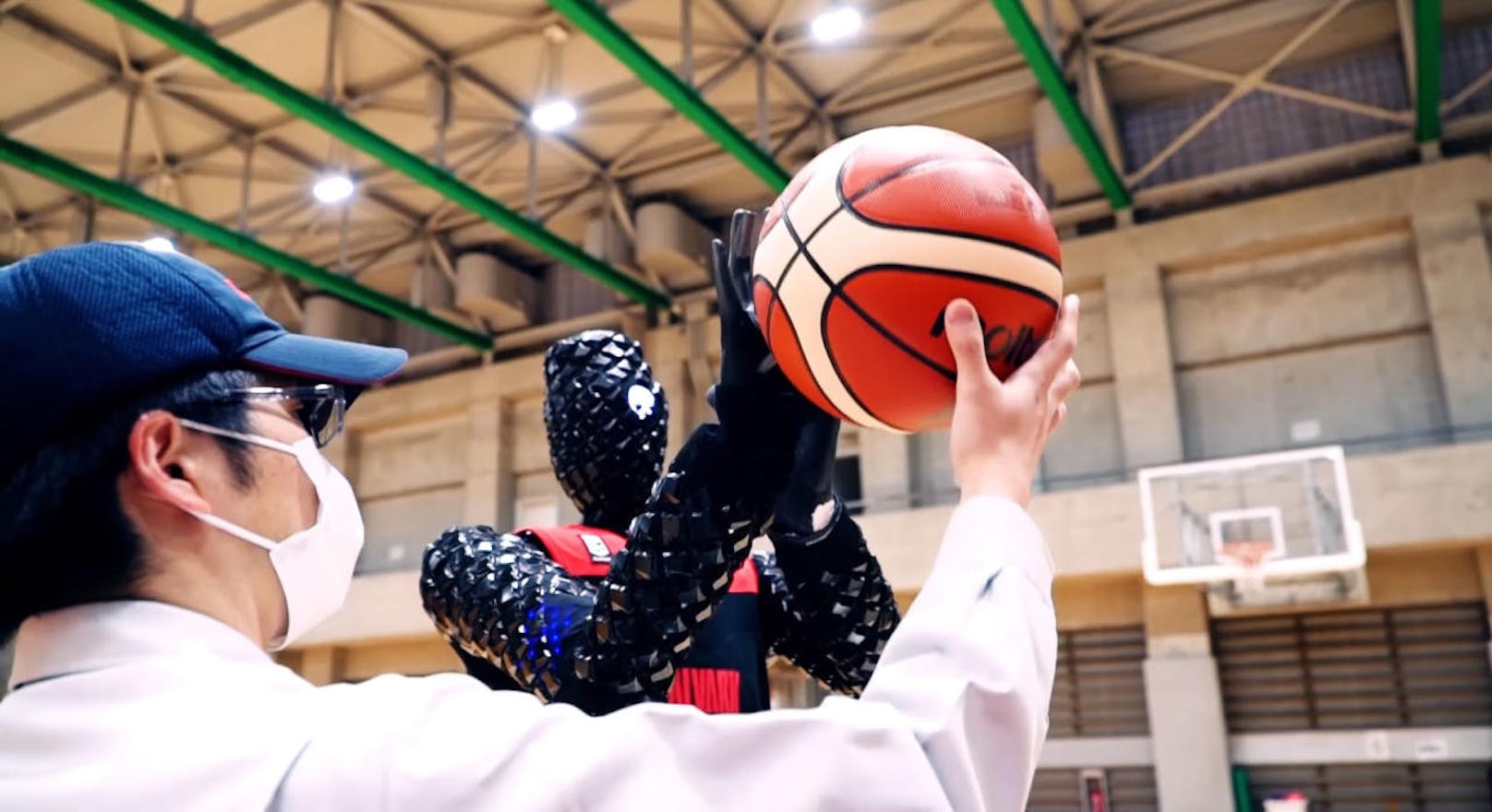 <b>21. März 2018:</b> Ein Forschungsteam von Toyota hat einen humanoiden Basketball-Roboter gebaut. Die Maschine wurde auf den Namen CUE getauft. Der Roboter wurde mit einer künstlichen Intelligenz trainiert. Die Entwickler behaupten, dass der Roboter eine nahezu perfekte Trefferquote habe. Um das zu beweisen, ließen sie die Maschine gegen zwei Profi-Basketballspieler aus Japan antreten. Diese hatten keine Chance. Wäre es allerdings ein richtiges Spiel gewesen, so wäre das Ergebnis anders gewesen. CUE kann sich nämlich nicht bewegen und nur stationär die Bälle versenken. <a href="https://www.youtube.com/watch?v=rlZReGFm53U" target="_blank">Hier geht es zum Video</a>