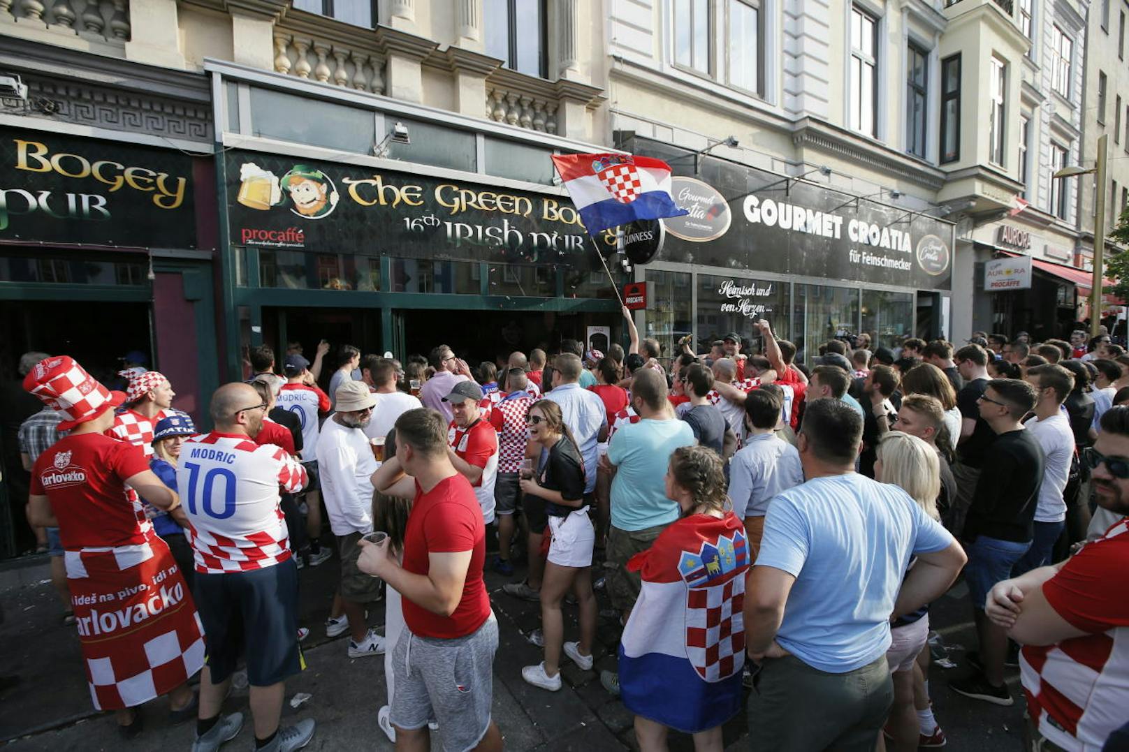 Erst wurde gefeiert, dann getrauert: Tausende Kroatien-Fans fieberten in Wien-Ottakring mit!