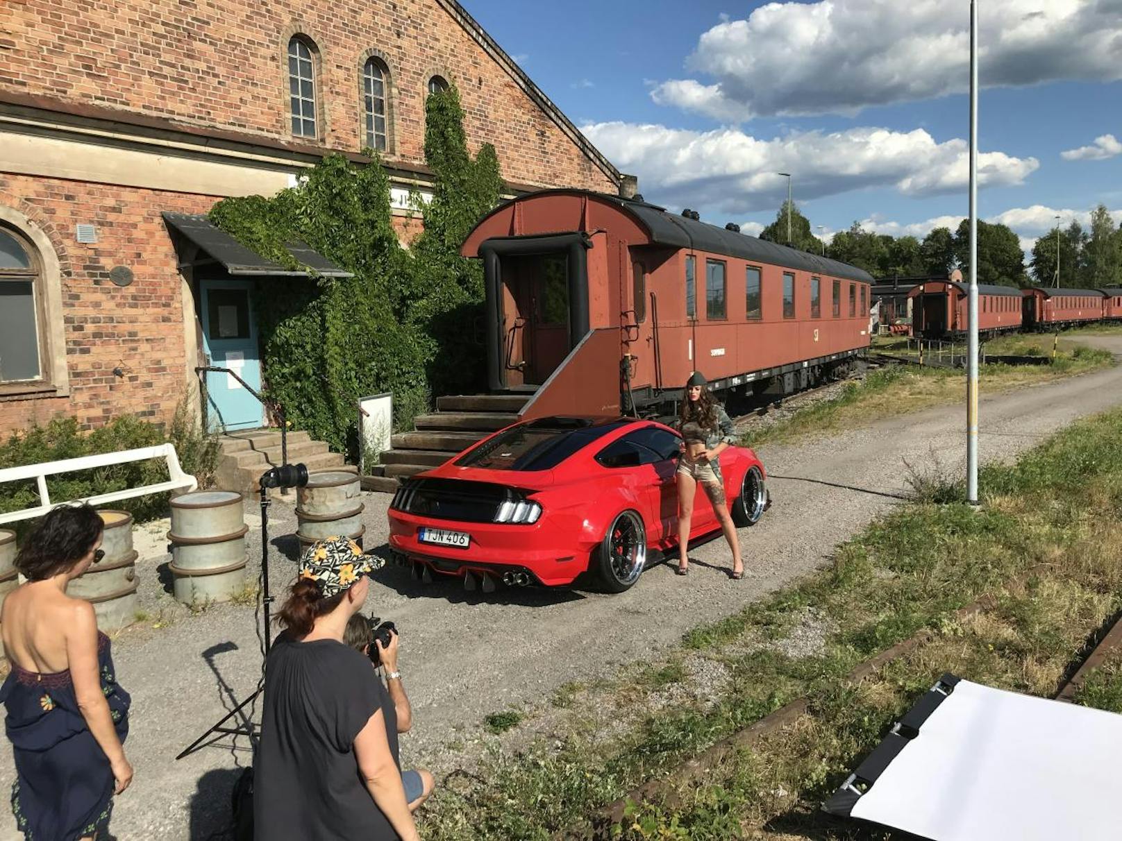 Kalendershooting in Schweden Mustang GT vor einer alten Zugwerkstatt in Falun