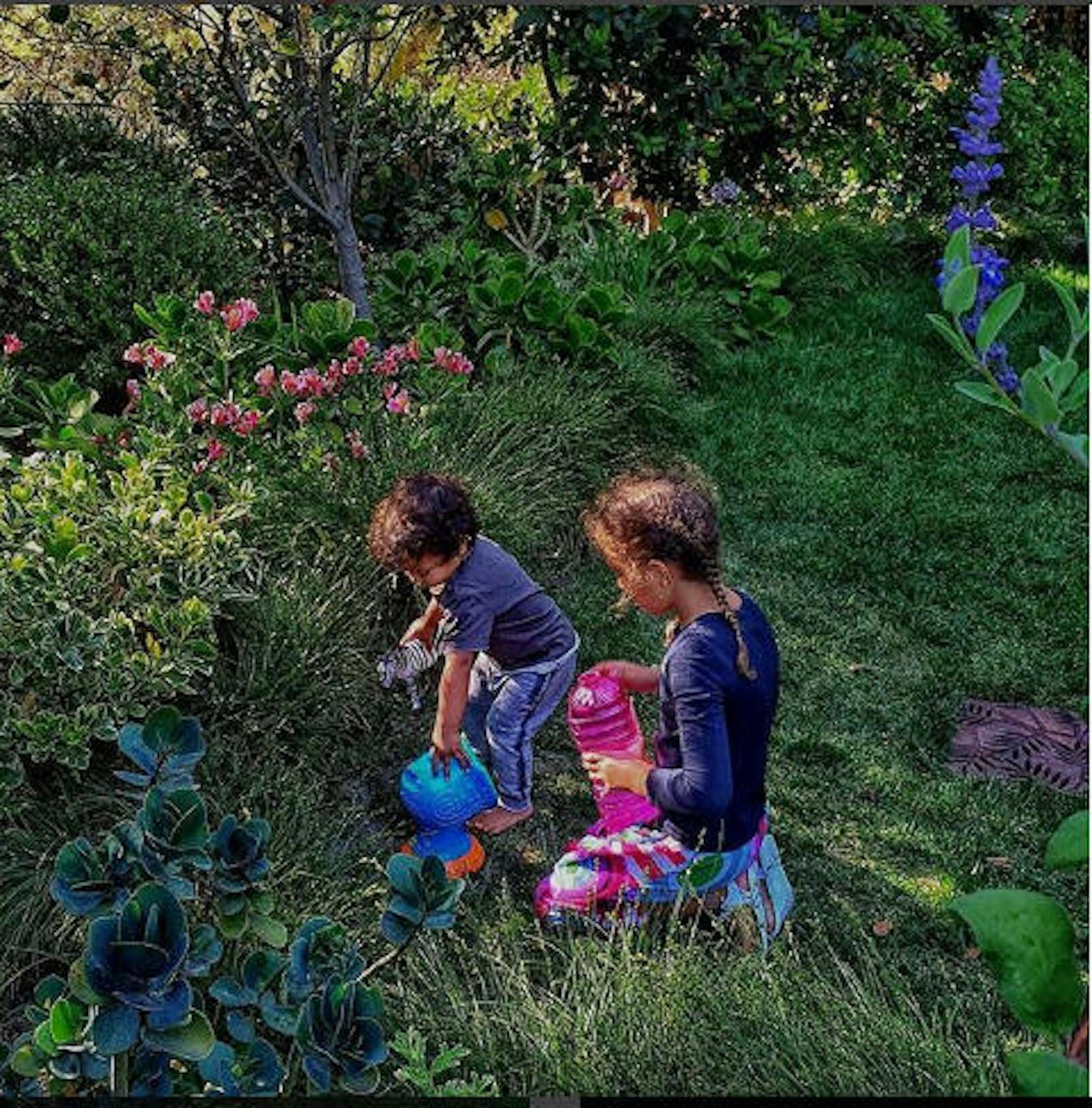 Halle Berry machte mit ihren Kids einen Waldspaziergang.