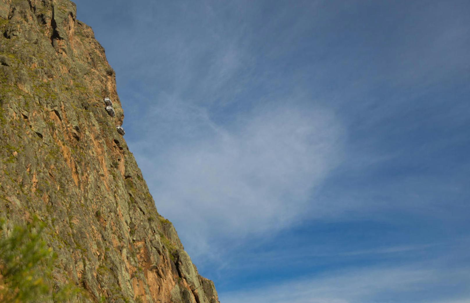 Hier sehen Sie eine Felswand in Peru. Aber was hängt da in luftiger Höhe?