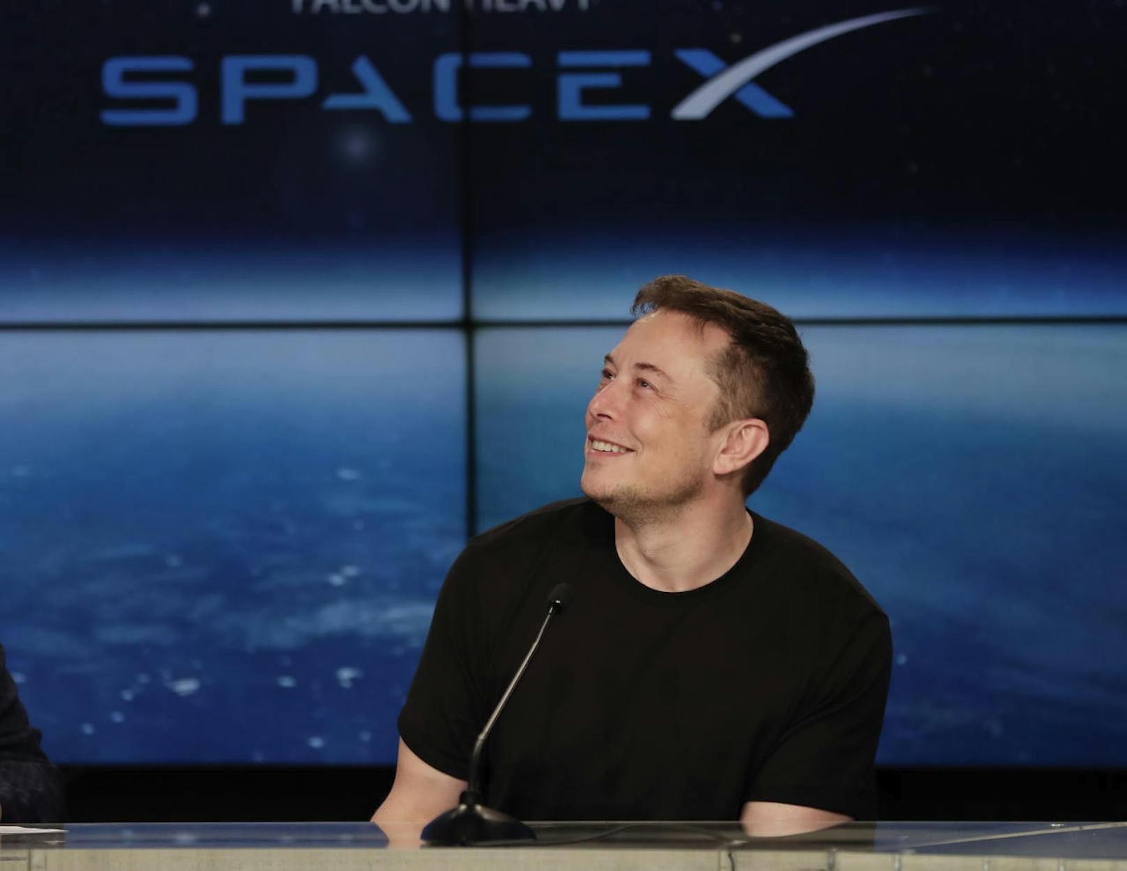 Für SpaceX CEO Elon Musk ist der geglückte Start der neuen Trägerrakete ein weiterer Meilenstein auf dem Weg der NASA Konkurrenz zu machen und regelmäßige Transporte ins All durchzuführen.