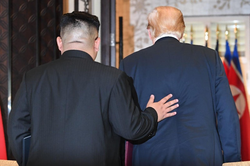 Erst vor kurzem, und zwar am Singapurgipfel vom 12. Juni 2018, reichten sich Kim Jong-un und Donald Trump erstmals die Hand.