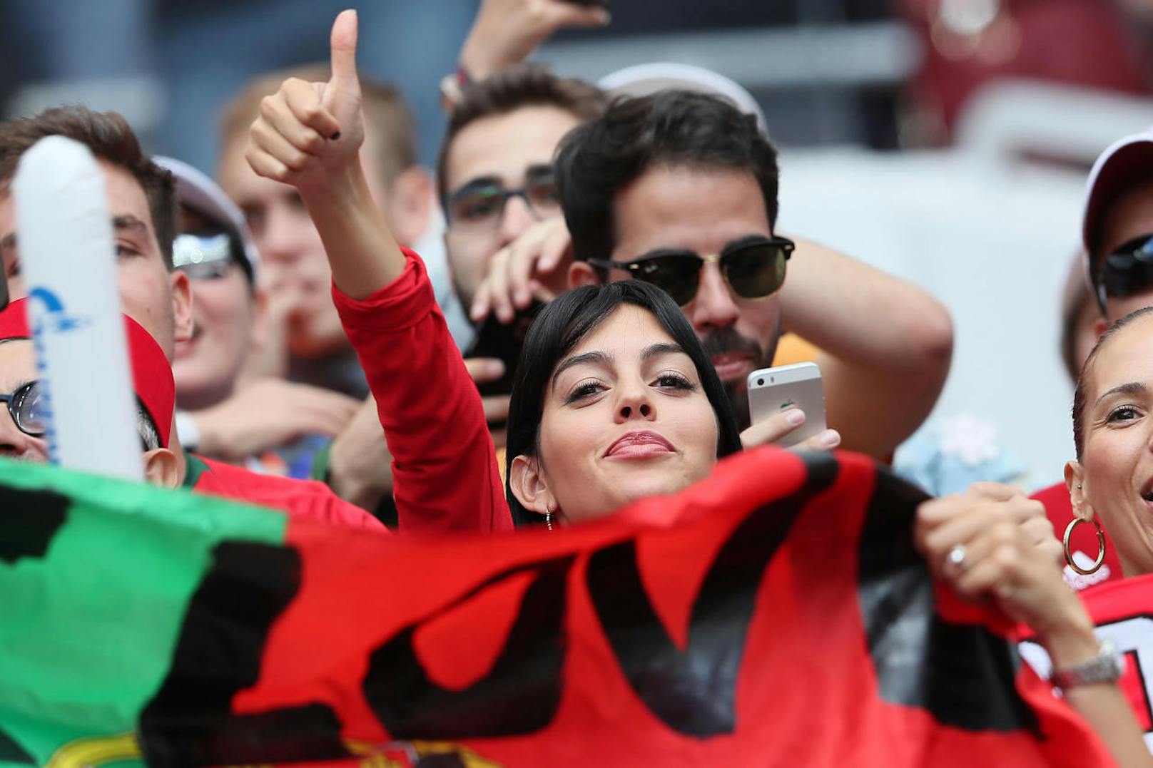 Beim Match Portugal gegen Marocco jubelte Georgina Rodriguez ihrem Freund Cristiano Ronaldo zu, wie es sich für eine Spieler-Freundin/Frau gehört: Sie trug auch sein Dress
