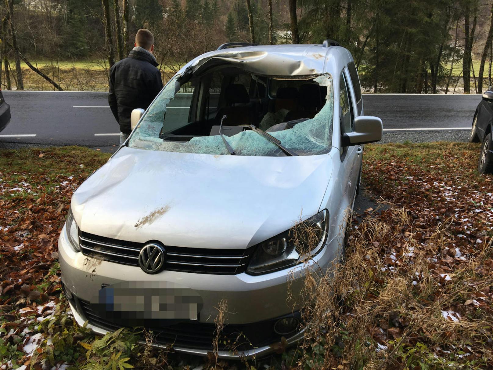 Der 47-jährige Lenker wurde mit dem Hubschrauber in das Krankenhaus Traunstein geflogen, der 15-jährige Beifahrer wurde mit der Rettung in das Spital gebracht