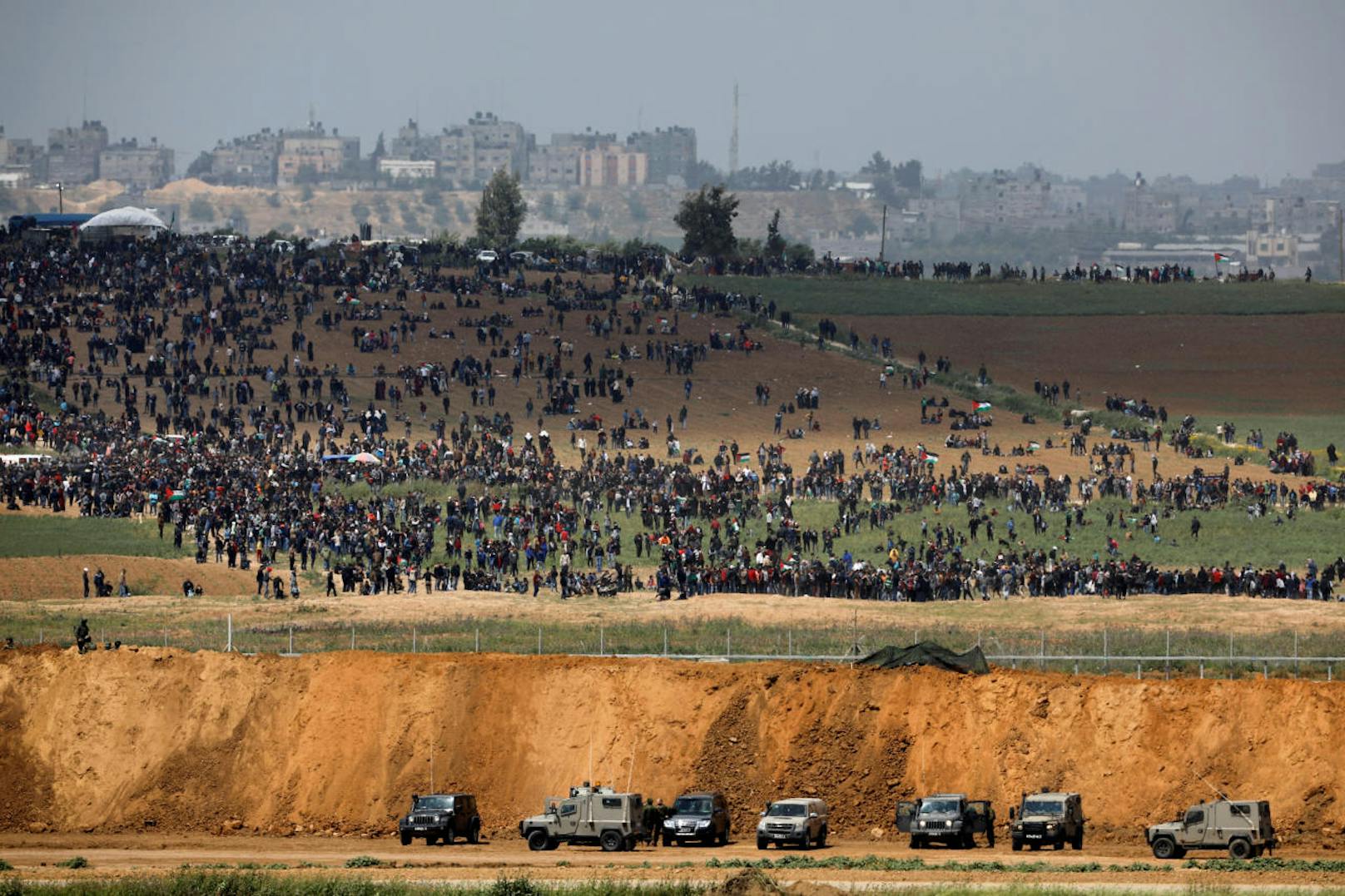 Tausende Demonstranten sammelten sich auf der palästinensischen Seite der Grenze.