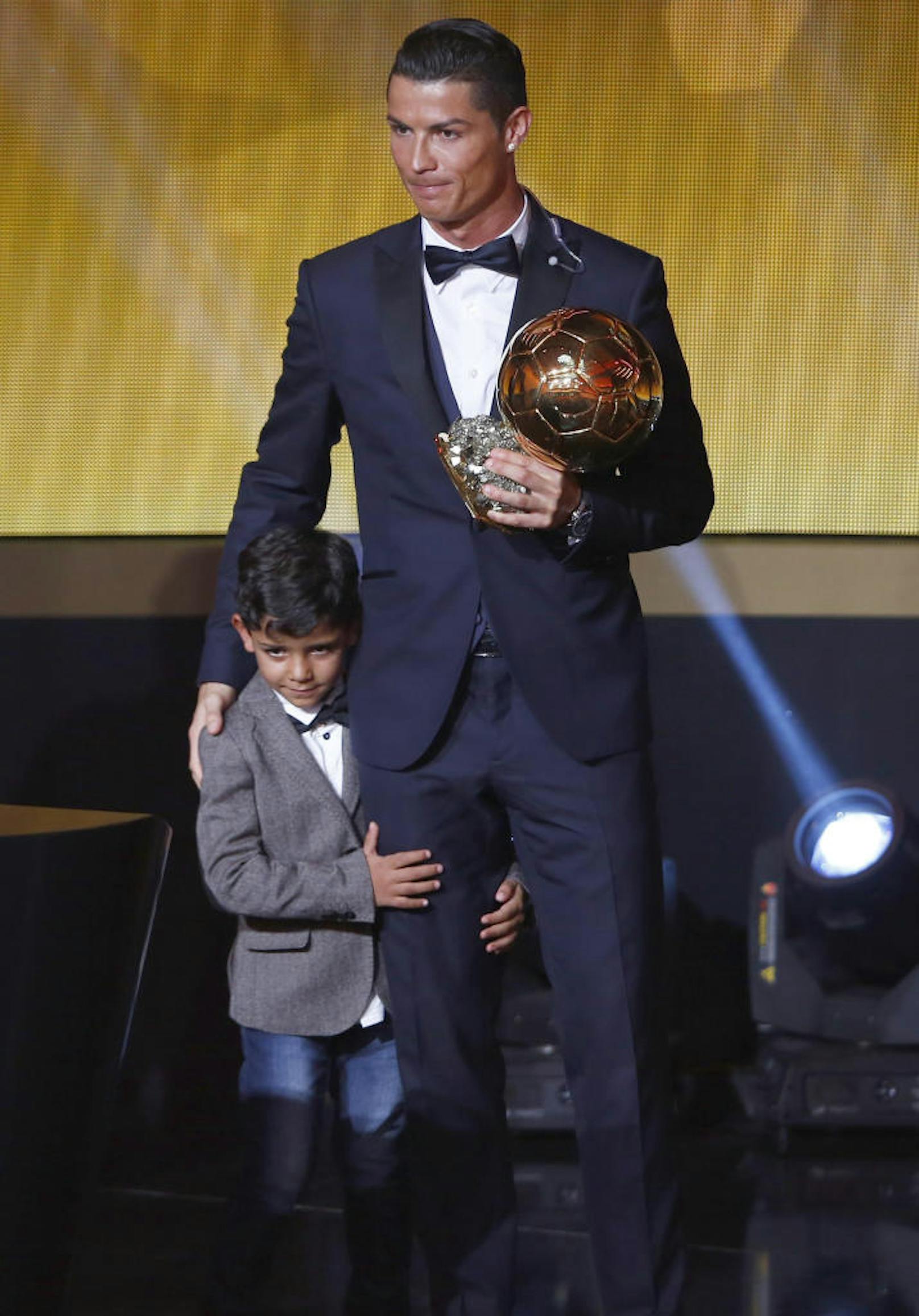 Im selben Jahr wurde Ronaldo erneut zum Weltfußballer gewählt und mit dem FIFA Ballon d'Or ausgezeichnet. Diesmal mit dabei: Sohnemann Cristiano Jr.