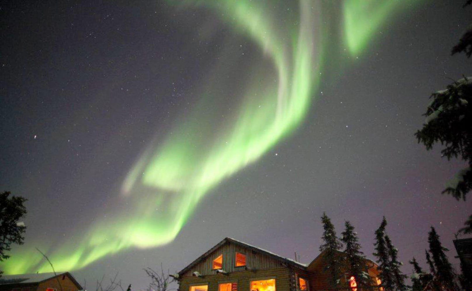 Auch in Alaska leuchtet der Himmel. Ein guter Spot für Polarlichter-Fans ist die Aurora Borealis Lodge nahe Fairbanks, wo der Name Programm ist. Die grossen, gegen Norden ausgerichteten Fenster der Zimmer bieten optimale Bedingungen, um die tanzenden Himmelslichter in der Wärme geniessen zu können. <a href="http://auroracabin.com/">auroracabin.com</a>
