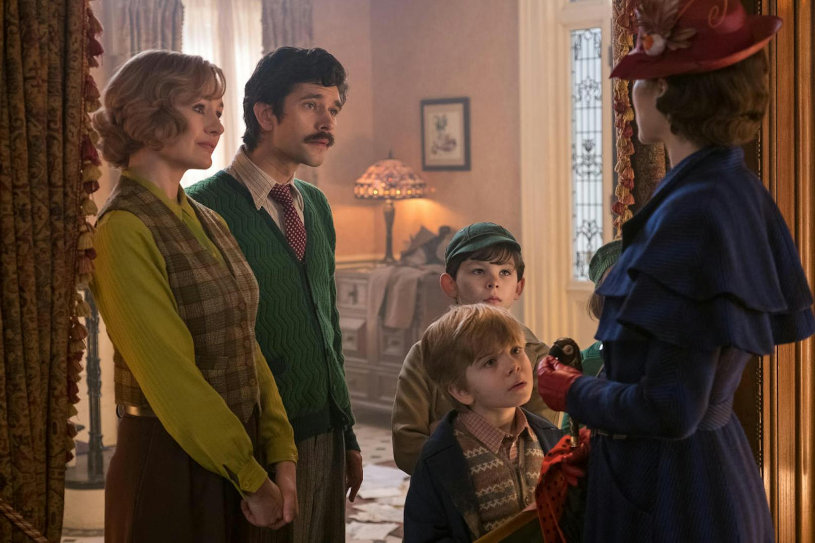 Jane (Emily Mortimer), Michael (Ben Whishaw), John (Nathanael Saleh) und Georgie (Joel Dawson) begrüßen Mary Poppins (Emily Blunt). 