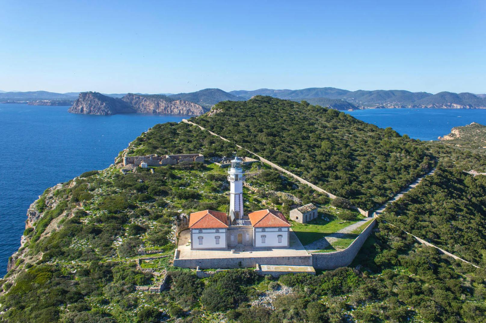 Ja, auch in Europa gibt es Privatinseln, diese liegt vor Ibiza. Sie verfügt sogar über einen eigenen Leuchtturm. Ausserdem können sich Gäste auf einer Wohnfläche von 600 Quadratmetern und 60 Hektaren Natur pur ausbreiten.