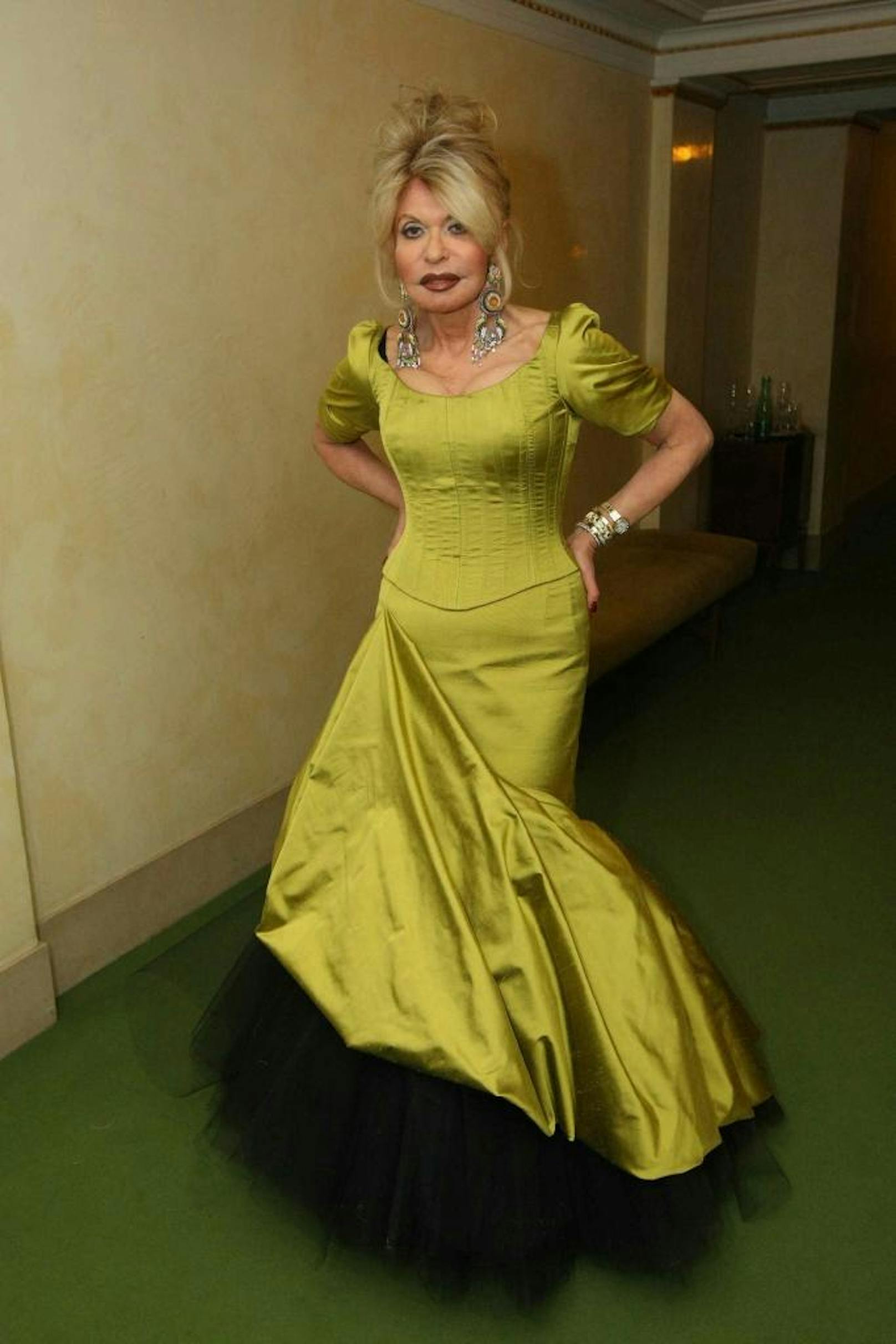 Jeannine Schiller beim Wiener Opernball in einem Kleid von Liska.