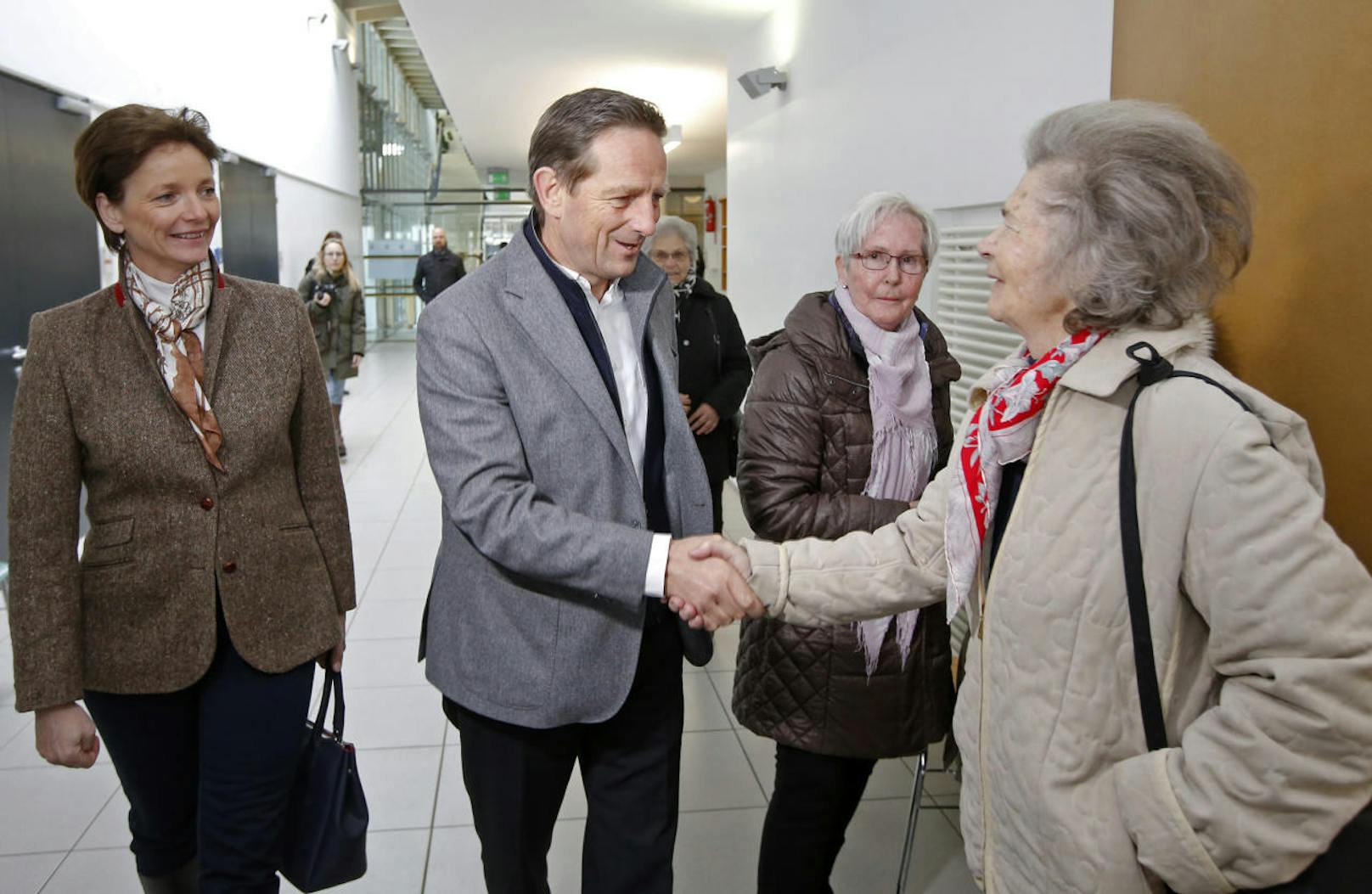 ÖVP-Spitzenkandidat Christian Benger mit Ehefrau Christiane im Rahmen der Stimmabgabe in Griffen am Sonntag, 4. März 2018, anlässlich der Kärntner Landtagswahl.