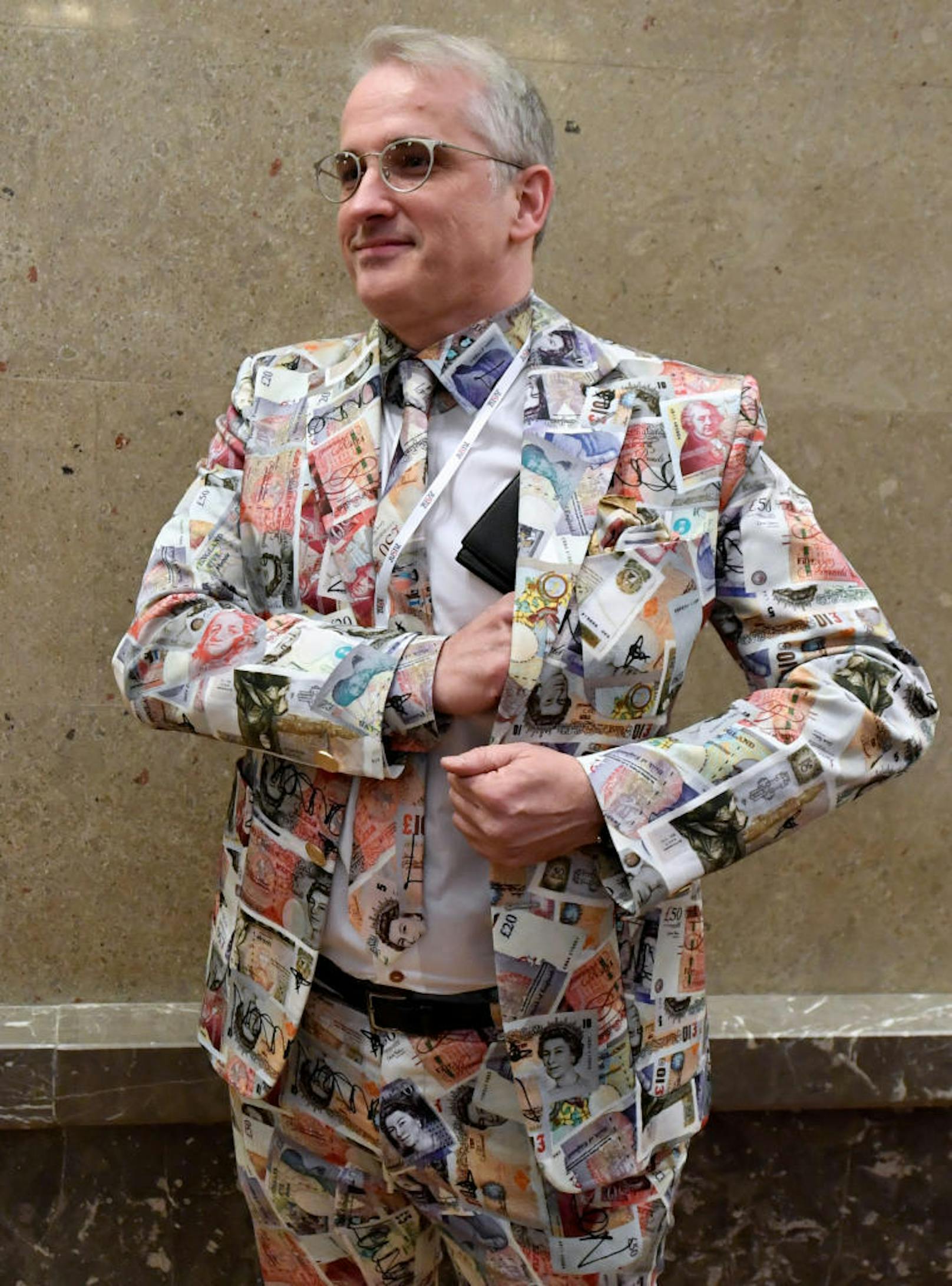 Anwalt Michael Dohr (er vertritt einen PORR-Mitarbeiter) trägt einen Anzug von Vivienne Westwood, der mit Pfundnoten bedruckt ist.