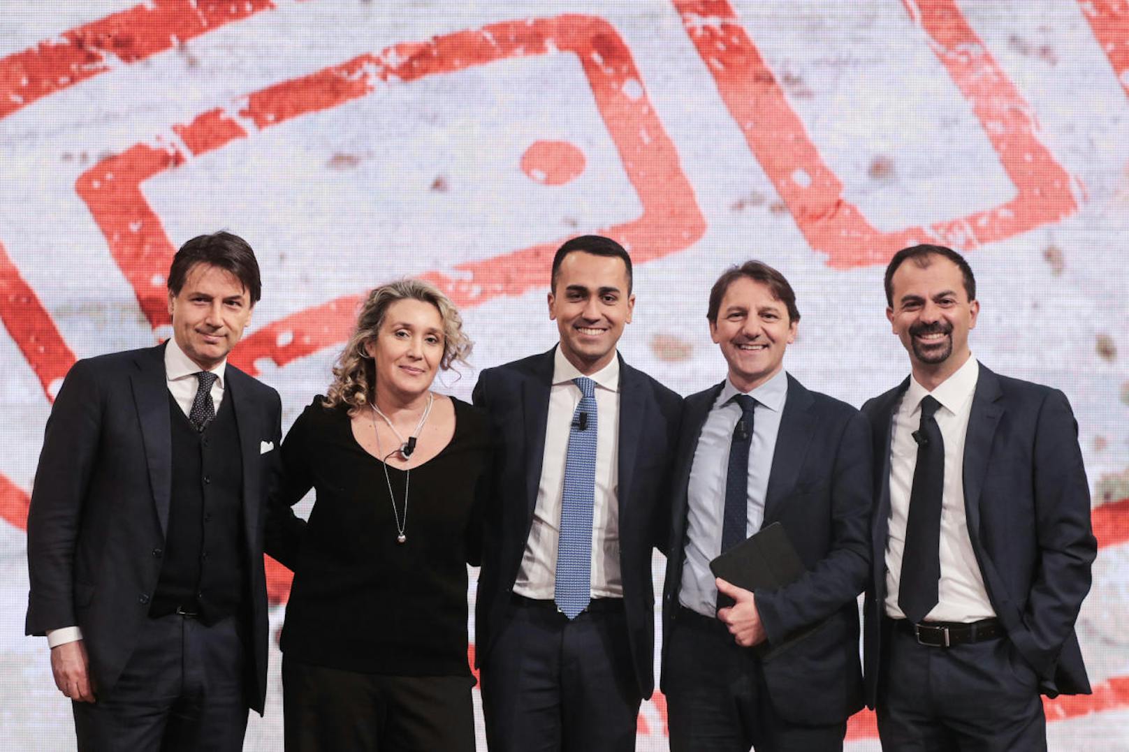 Luigi Di Maio (M.) von der 5-Sterne-Bewegung, mit seinen Minister-Kandidaten: (v.l.) Giuseppe Conte, Alessandra Pesce, Pasquale Tridico, Lorenzo Fioramonte