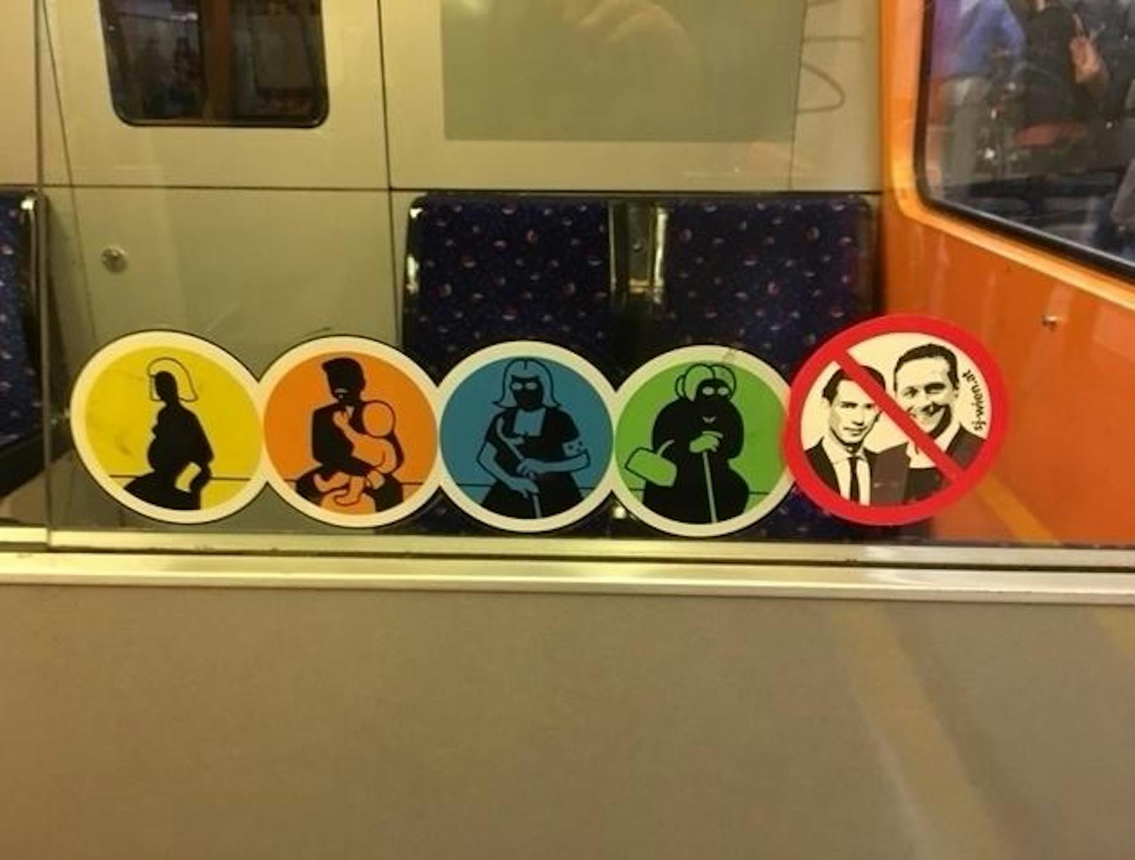 Direkt neben dem Piktogramm, man möge älteren Personen in der U-Bahn bitte einen Sitzplatz überlassen, klebt derzeit das politische Statement eines Unbekannten.