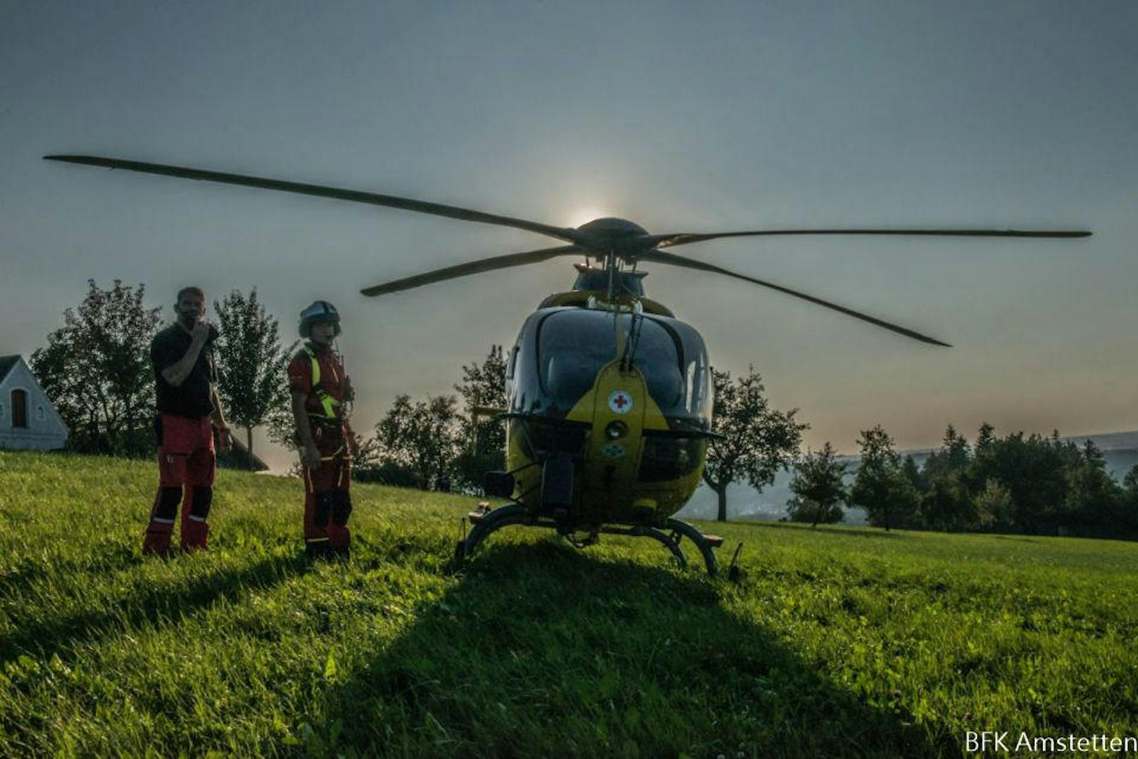 Drei Notarzt-Hubschrauber standen im Einsatz. Sechs Frauen wurden schwer verletzt, darunter auch die Braut in spe.
