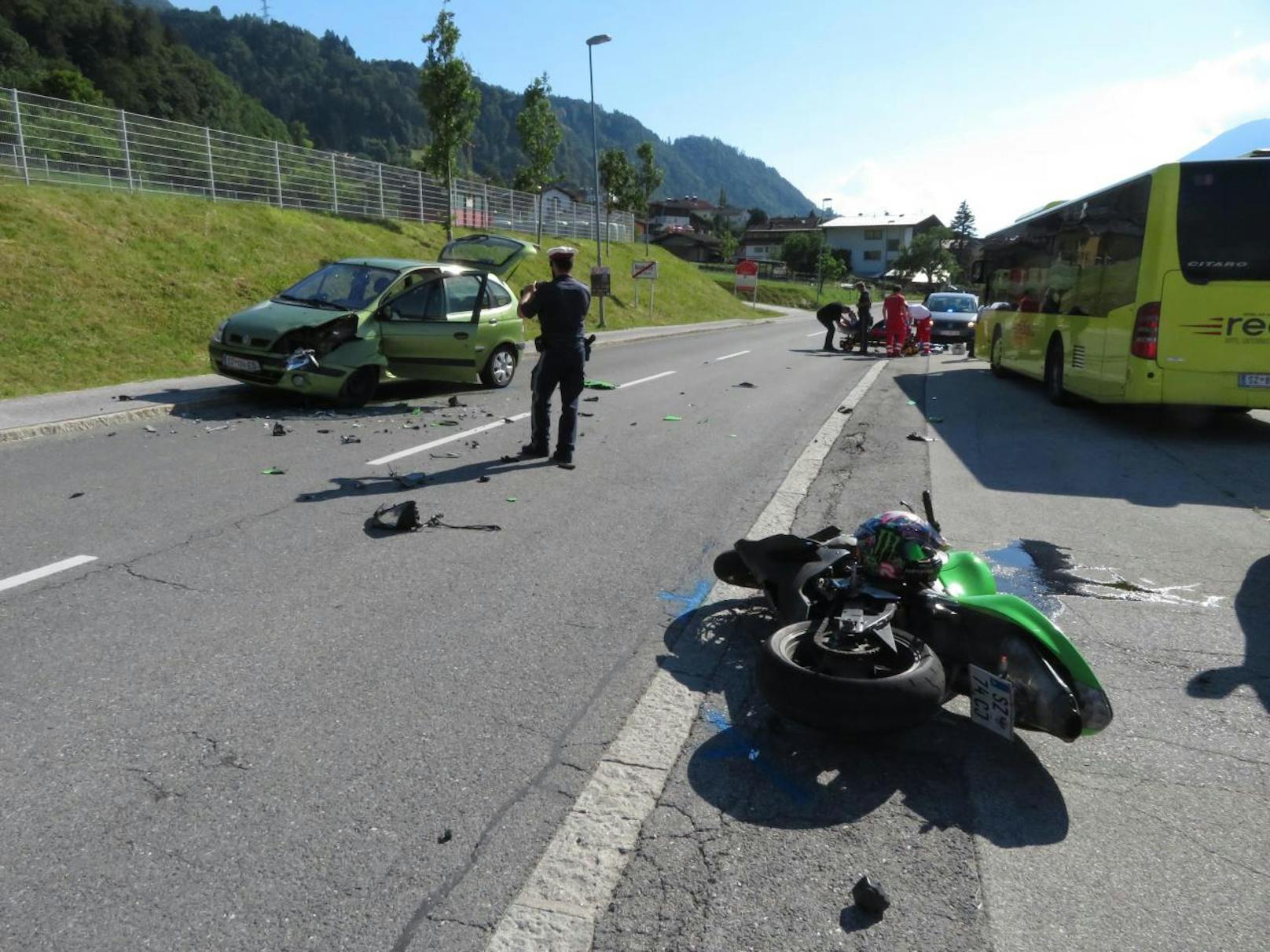 Der Motorradfahrer wurde über den Wagen geschleudert und kam nach rund zehn Metern auf der Fahrbahn zum Liegen.