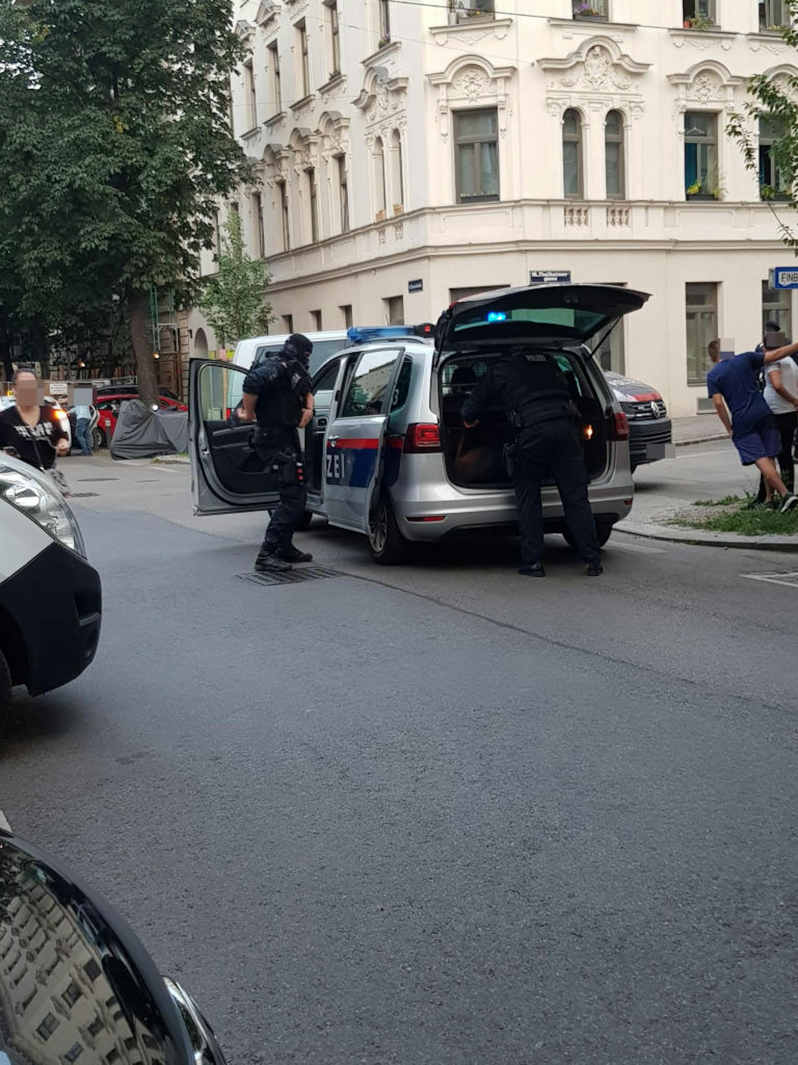 Gegen 19 Uhr wurde es laut in der Thalhaimergasse in Wien-Ottakring. Wie die Polizei berichtet, soll ein 30-jährige Mann aus dem Fenst