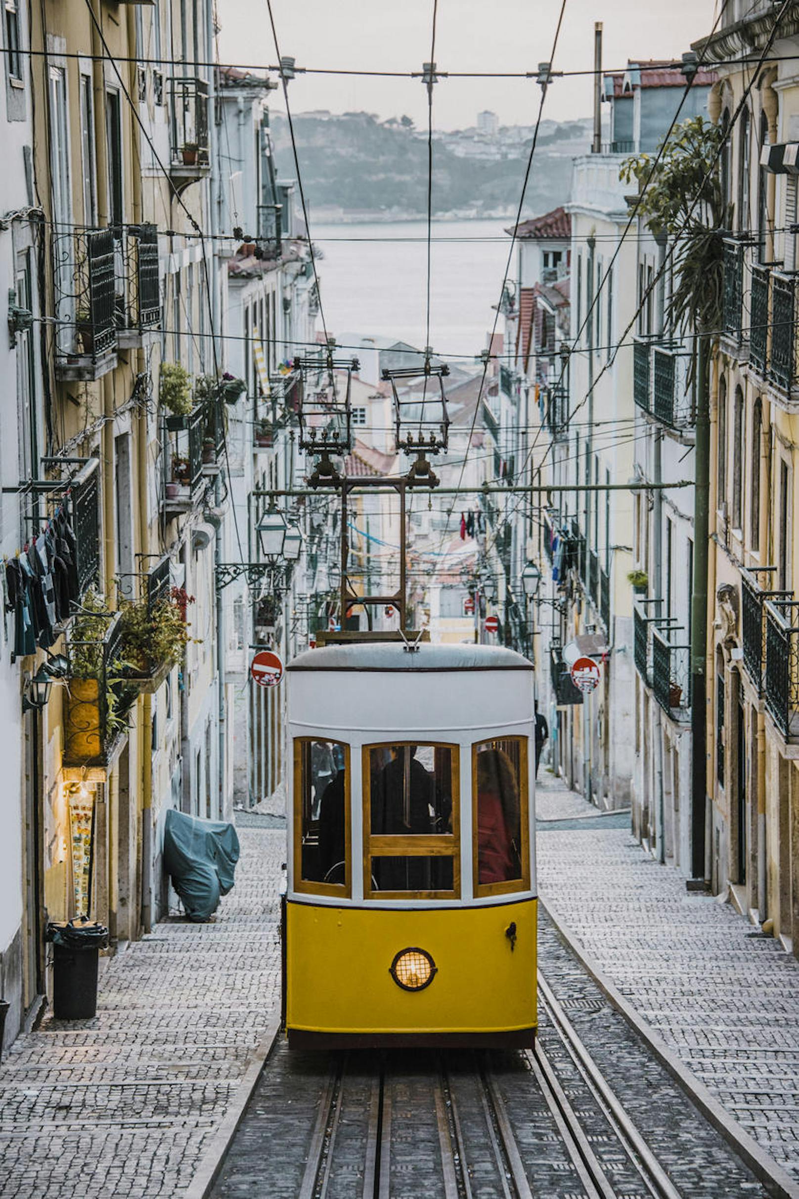 <strong>Platz 9: Lissabon in Portugal!&nbsp;</strong>Etwas günstiger gestaltet sich der touristische Warenkorb in der Hauptstadt Portugals, der mit umgerechnet 138 Euro angegeben wird.