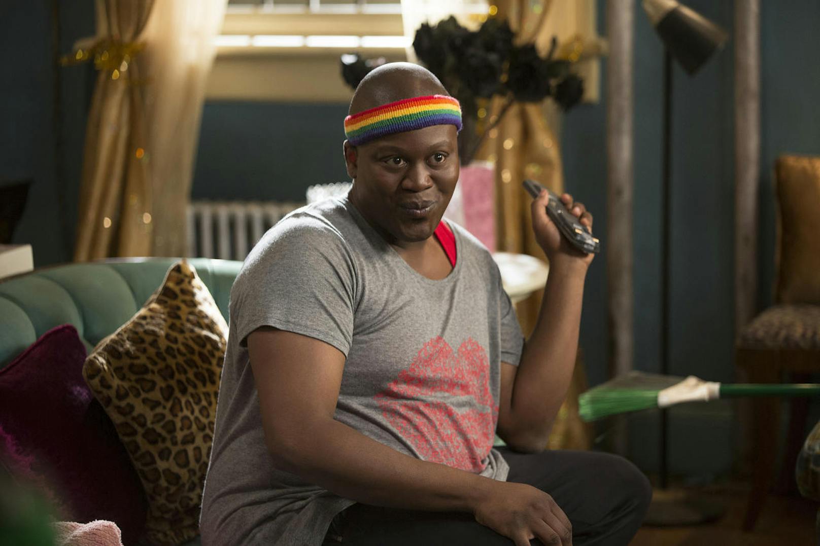 Titus Andromedon (Tituss Burgess) in seinem und Kimmys Apartment.  (Photo by: Eric Liebowitz/NBC)