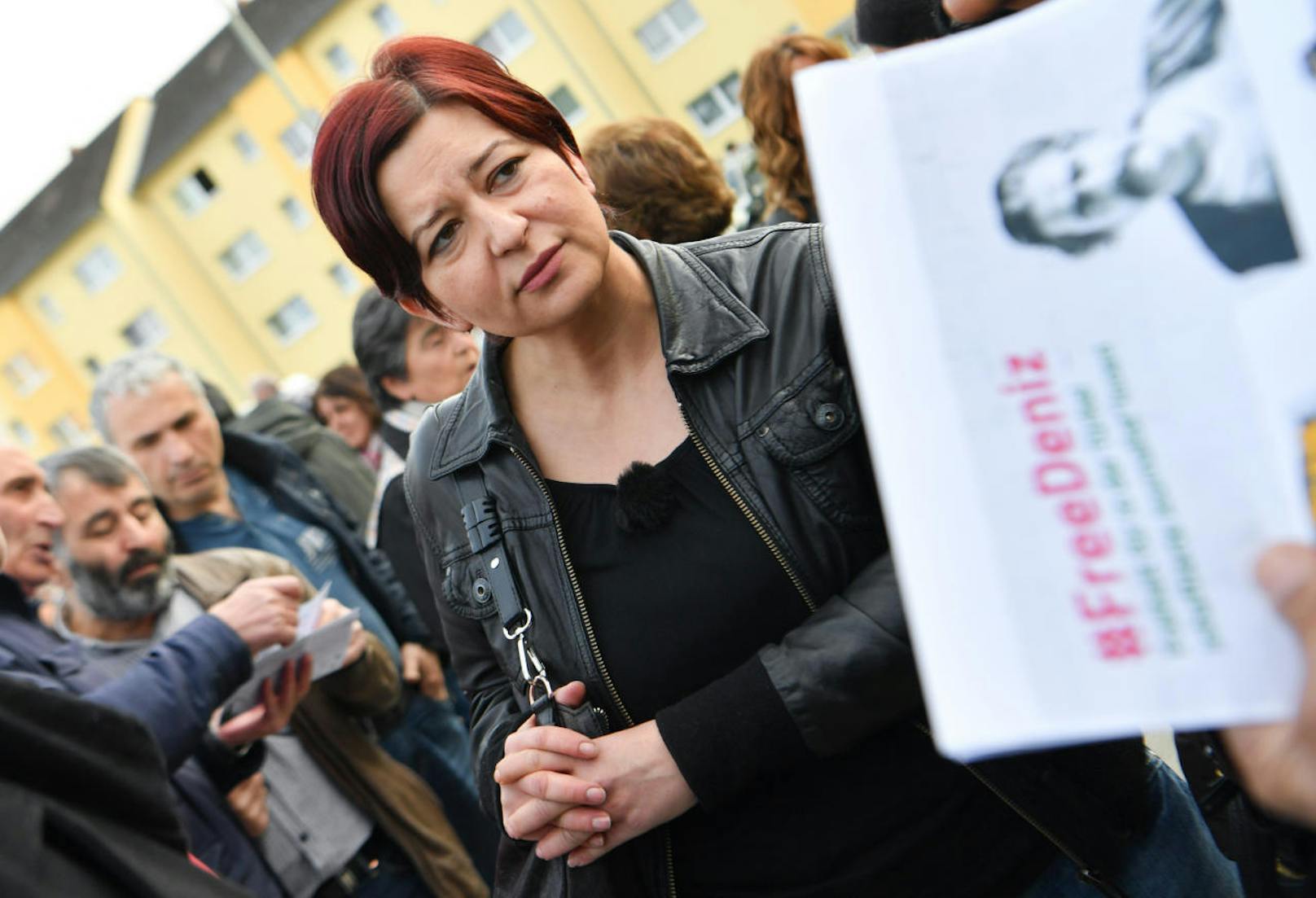 Die Schwester von Deniz Yücel, Ilkay Yücel, nimmt an der Demonstrationsveranstaltung Flörsheim teil.