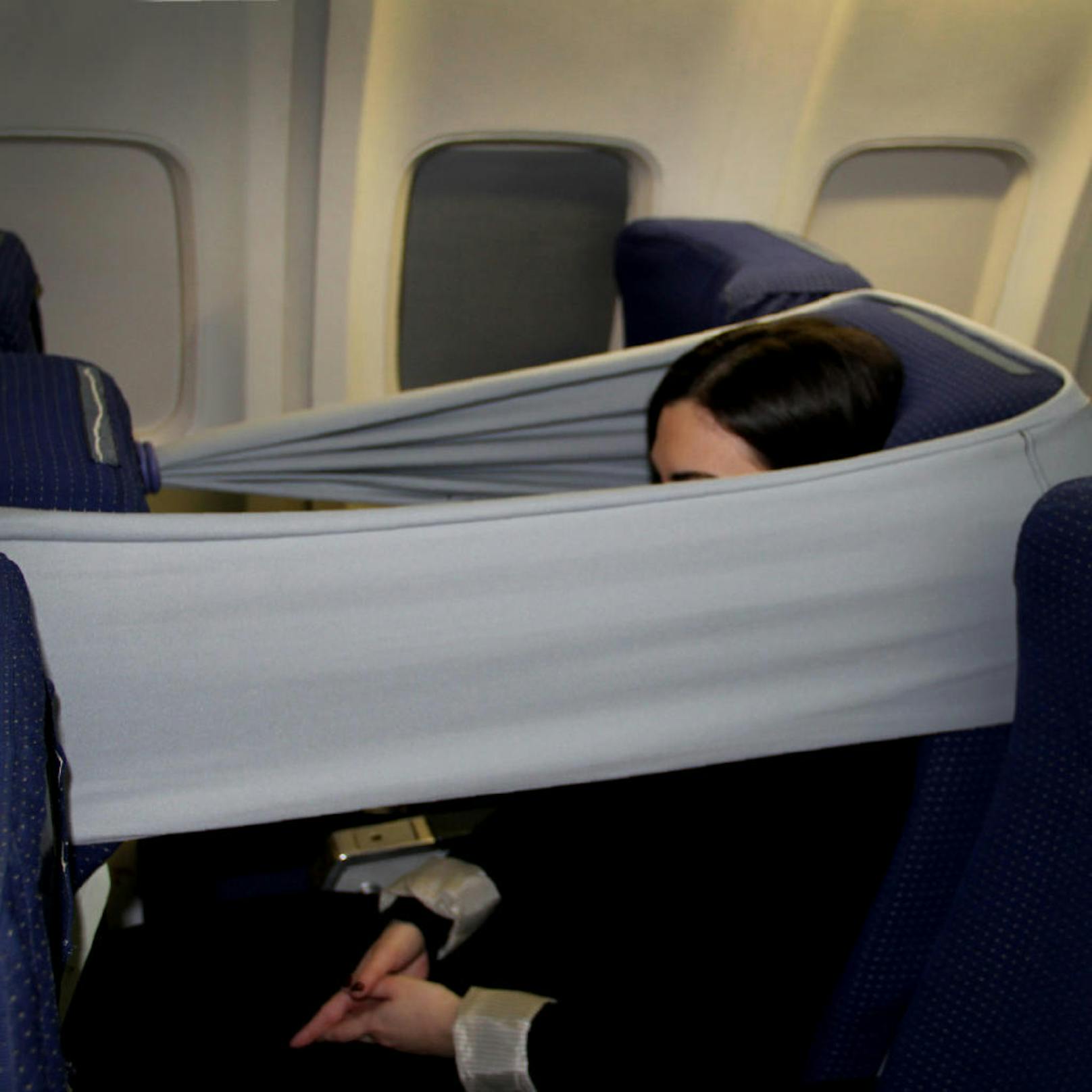 Die Stretch-Gardine wird einfach zwischen den Sitzen im Flugzeug oder der Bahn eingeklemmt und bei Bedarf geschlossen.